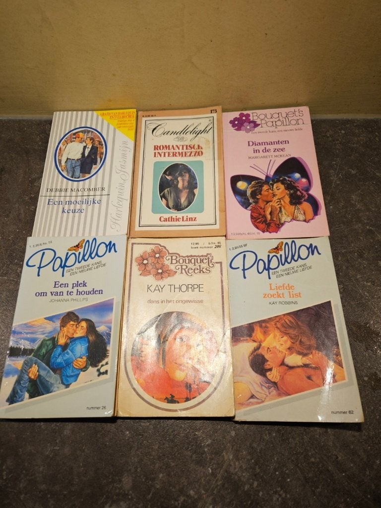 7 x pocket romans 2.50 euro per stuk, Boeken, Romans, Ophalen of Verzenden, Zo goed als nieuw