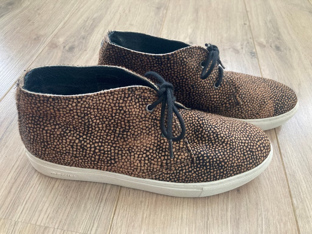 Sneakers/veterschoenen - Marvel, Bruin, Ophalen of Verzenden, Sneakers of Gympen, Gedragen