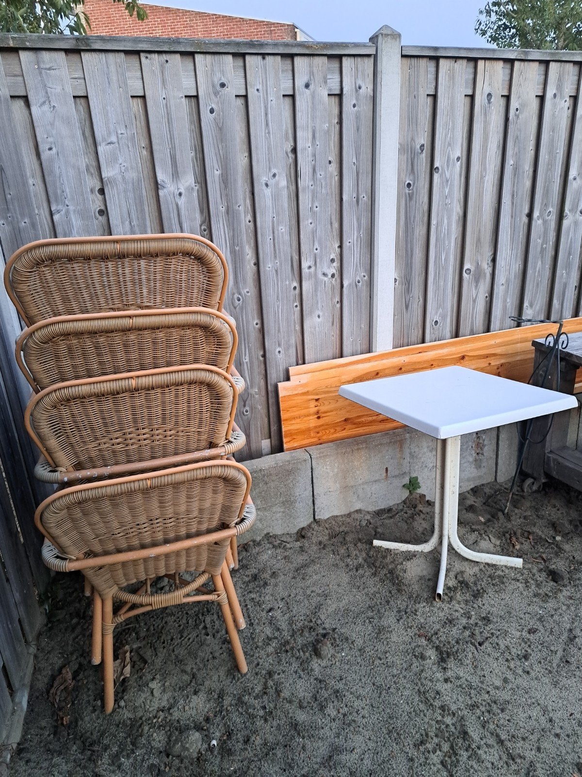 Stoelen en wit tafeltje, Tuin en Terras, Tuinstoelen, Ophalen, Gebruikt, Rotan, Stapelbaar