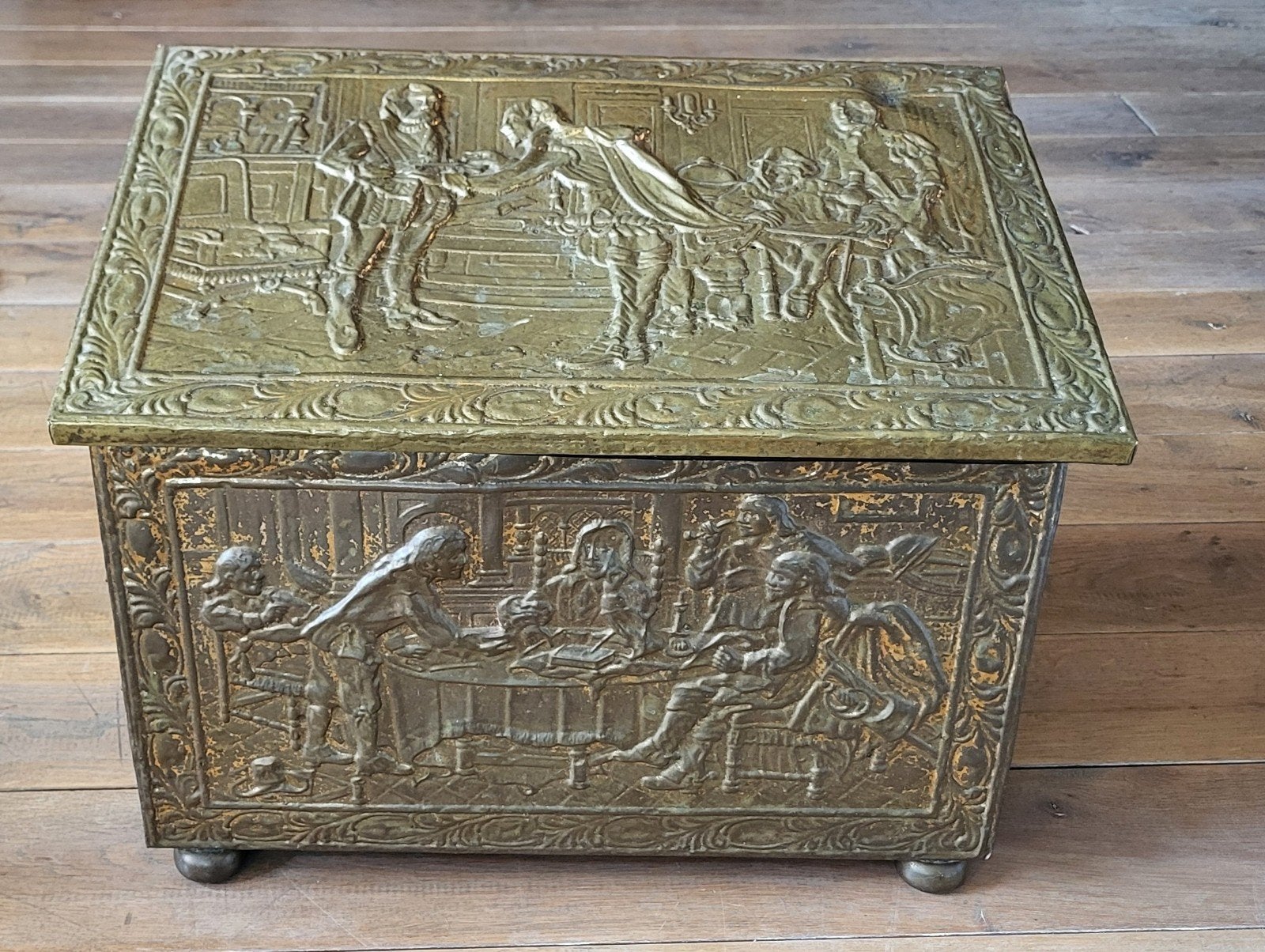 Antieke koperen kolenbak met reliëfdecoratie, Ophalen