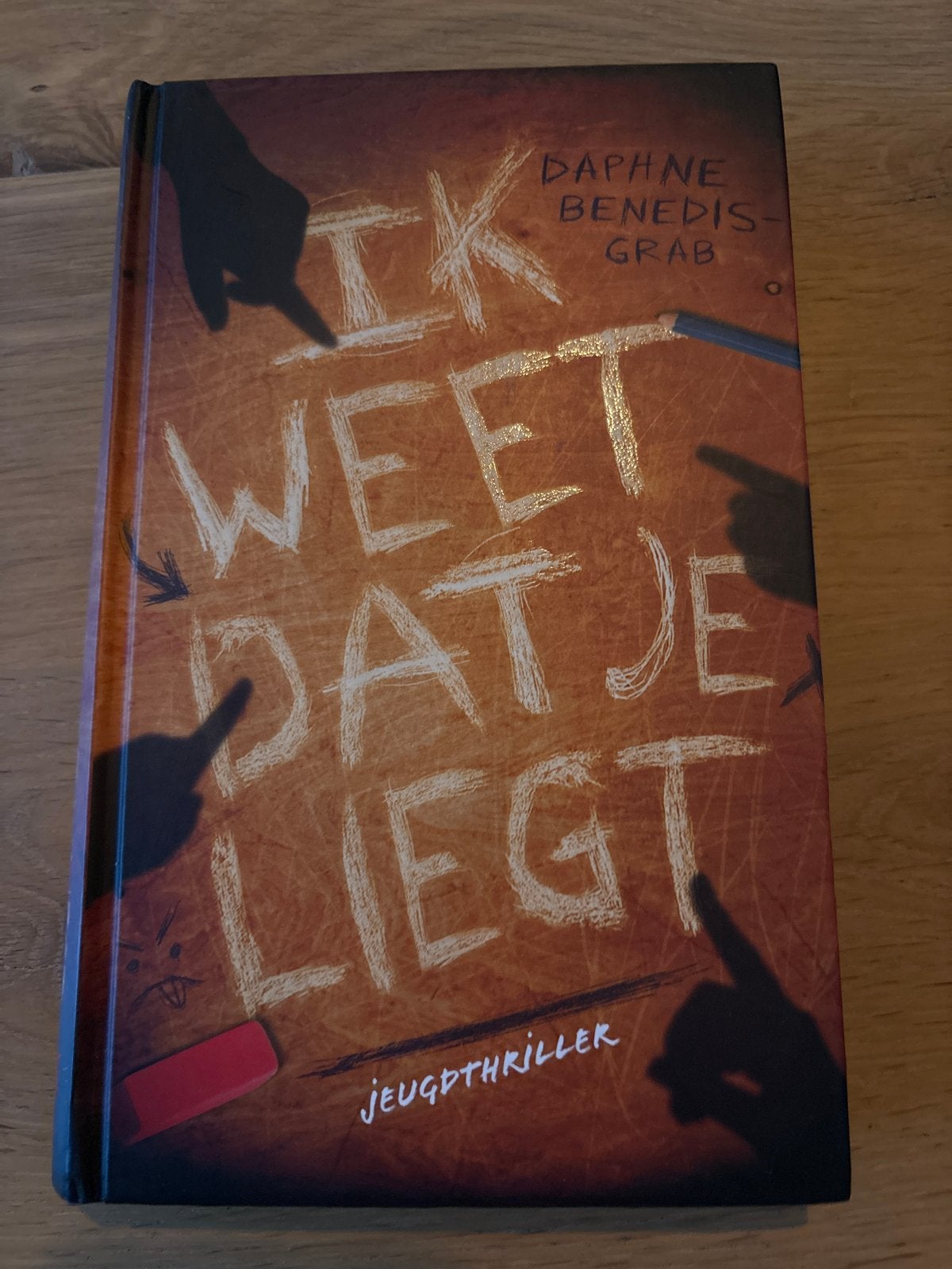 Ik Weet Dat Je Liegt - Daphne Benedis-Grab (Jeugdthriller), Boeken, Ophalen of Verzenden, Zo goed als nieuw, Fictie