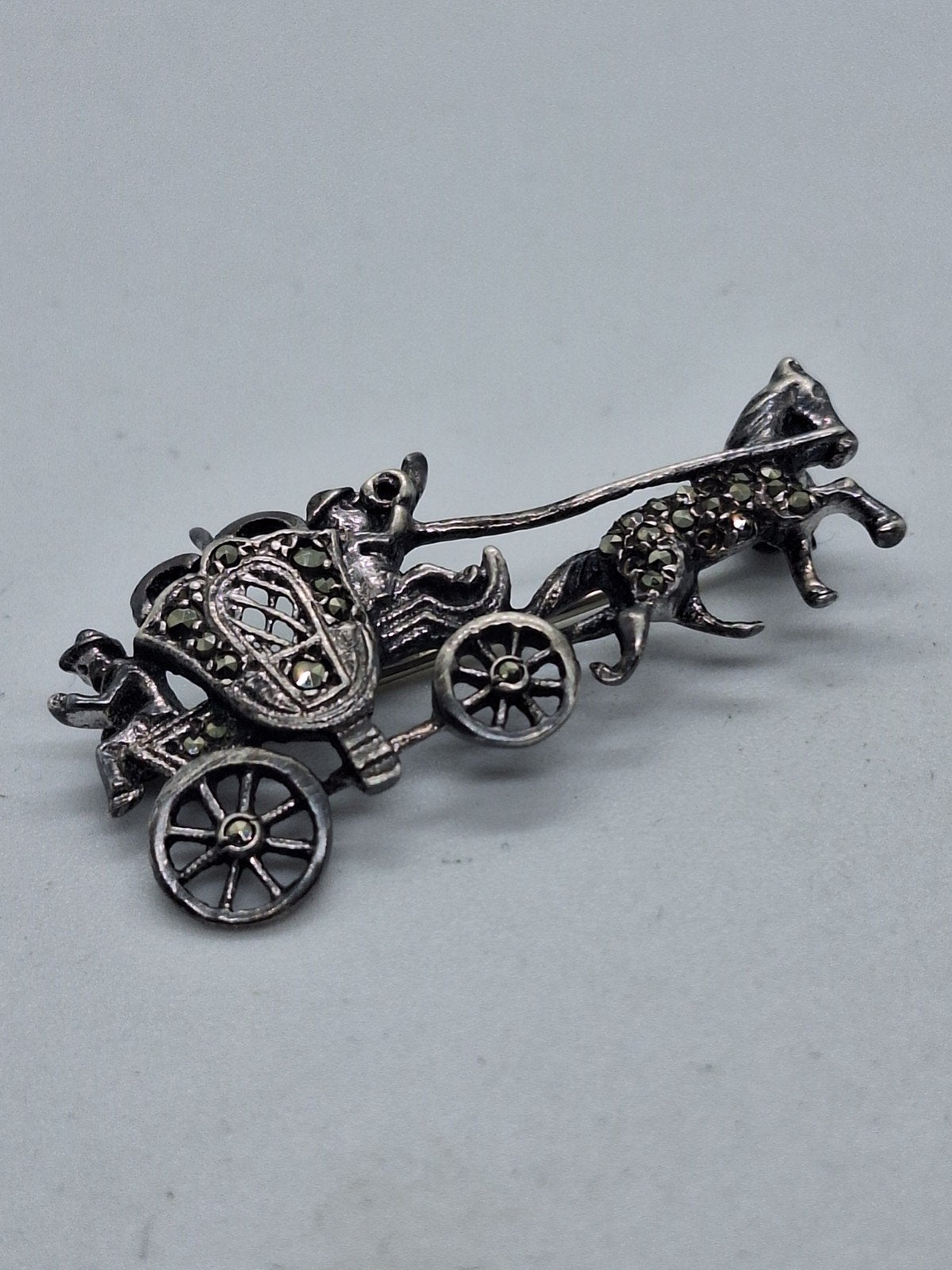 Antieke Zilveren Broche Markasiet Paard en Koets 3.5 cm, Gebruikt, Minder dan 4 cm, Ophalen of Verzenden, Met edelsteen