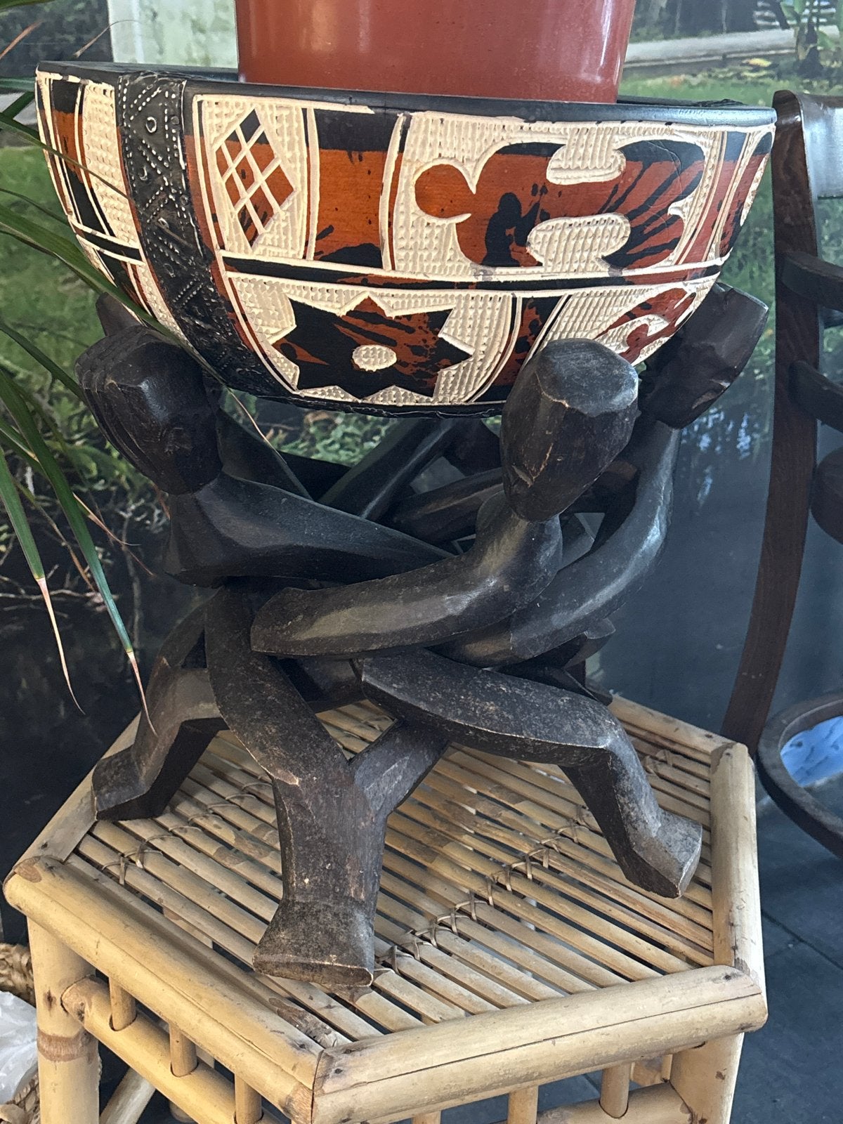 Ghanese houten kom op standaard, handgesneden, Antiek en Kunst, Kunst | Niet-Westerse kunst, Bruin, Afrika, Handgemaakt, Ophalen of Verzenden