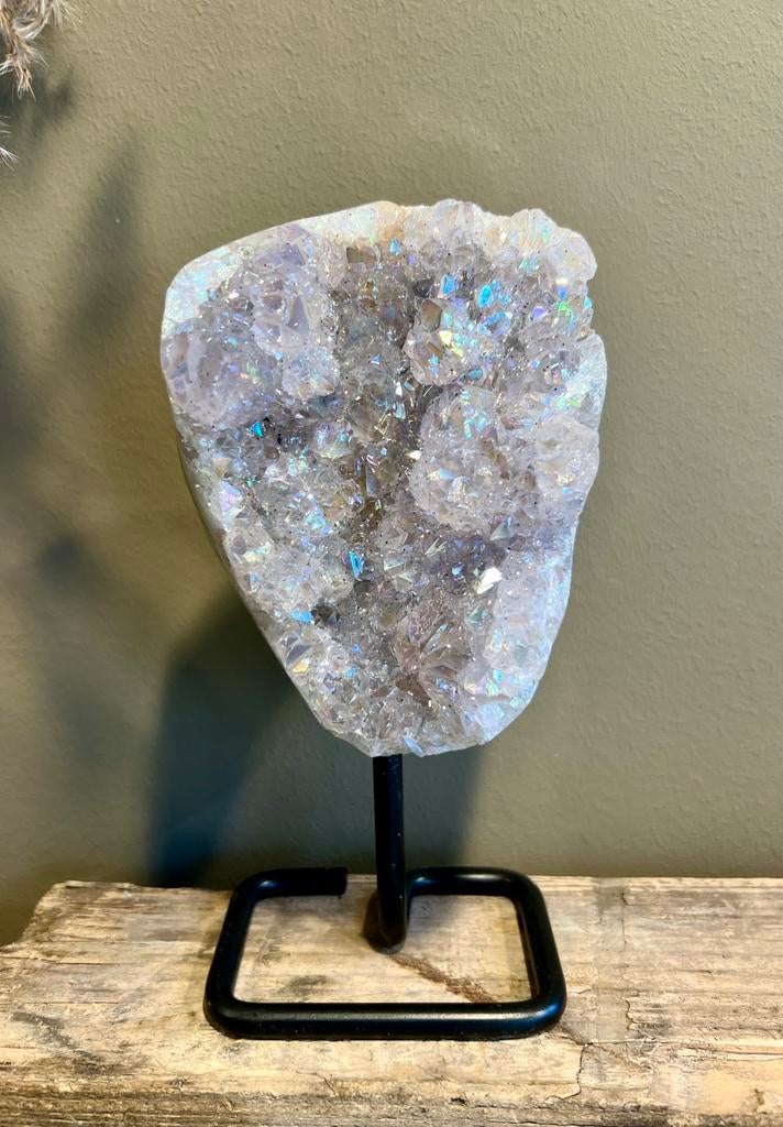 Angel aura op zwarte stalen voet, Verzamelen, Mineralen en Fossielen, Mineraal, Ophalen of Verzenden