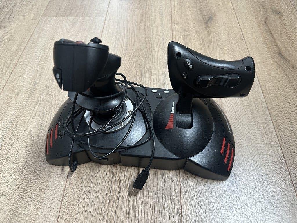 Trustmaster Joystick en voetenstuur, Ophalen, Zo goed als nieuw, Thustmaster