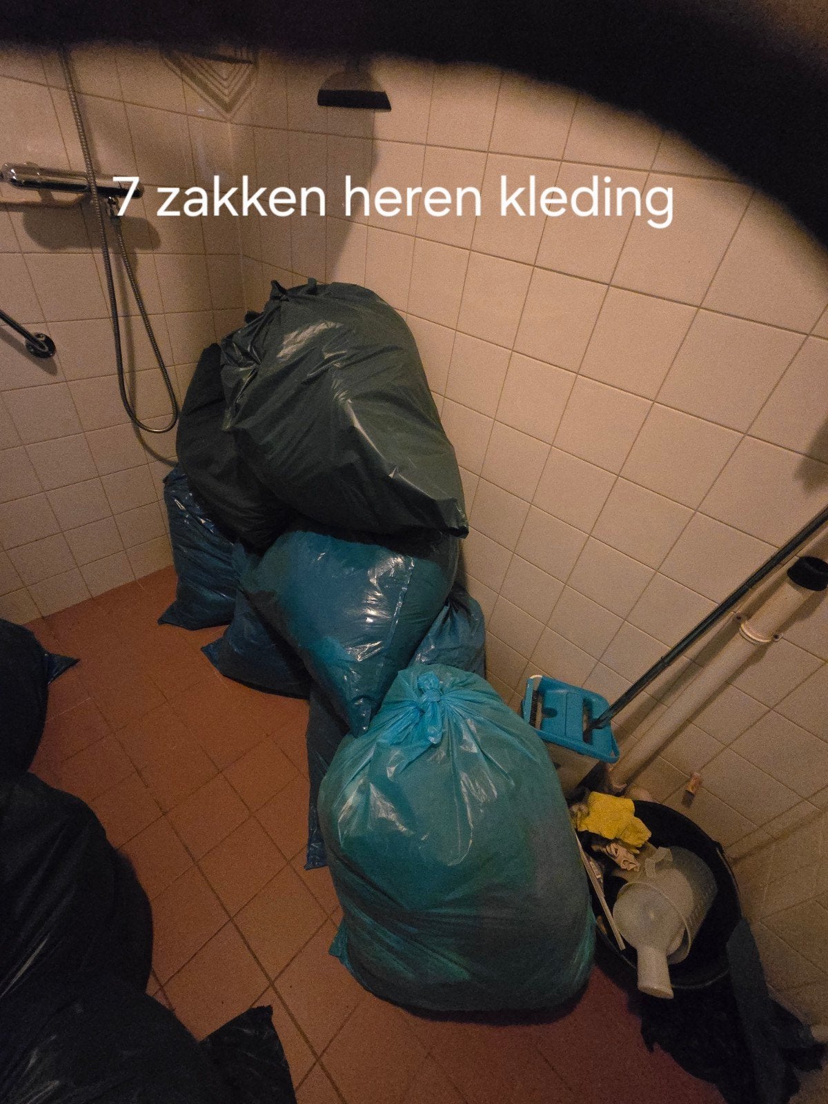 7 grote volle zakken heren kleding/ rommelmarkt, Ophalen, Overige maten