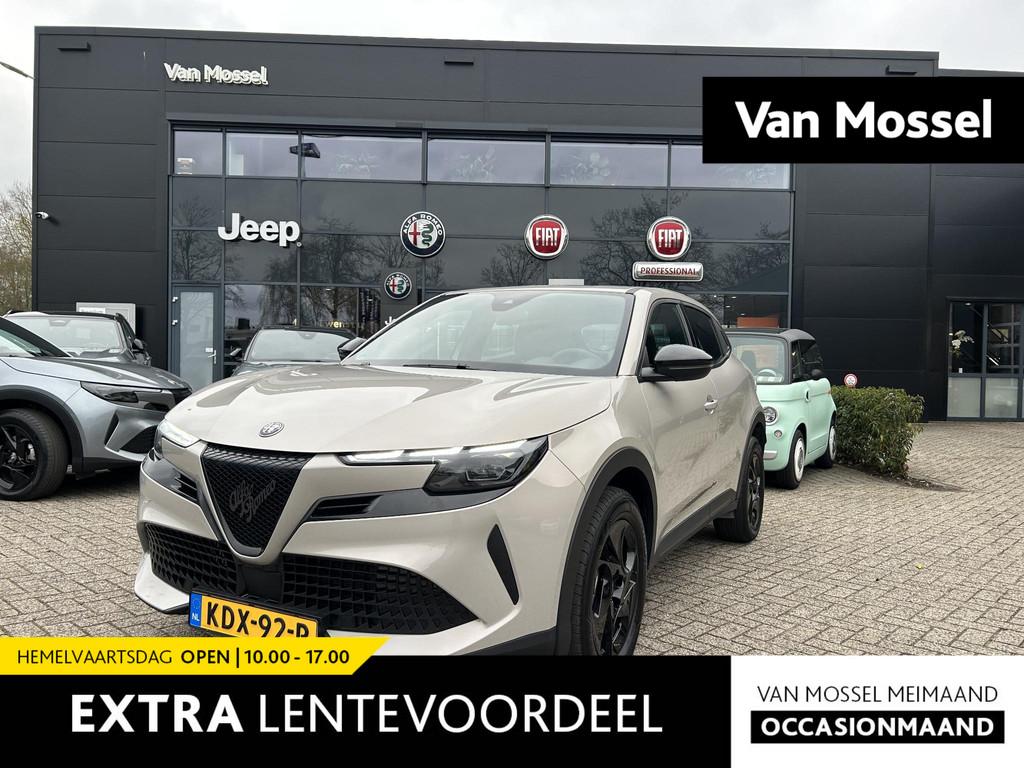 Alfa Romeo Junior 1.2 Turbo 145pk Hybrid Ibrida | Apple carp, Auto's, Alfa Romeo, Stof, Euro 6, 1199 cc, Parkeersensor