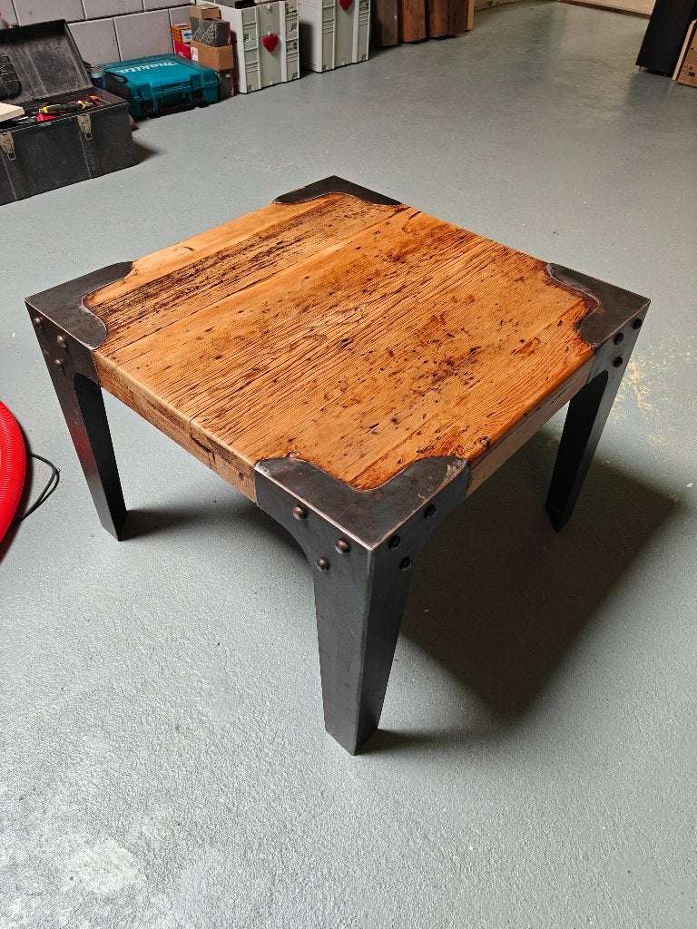 Prachtig karakteristieke (bijzet)tafel uit onze werkplaats, Antiek en Kunst, Curiosa en Brocante, Ophalen of Verzenden