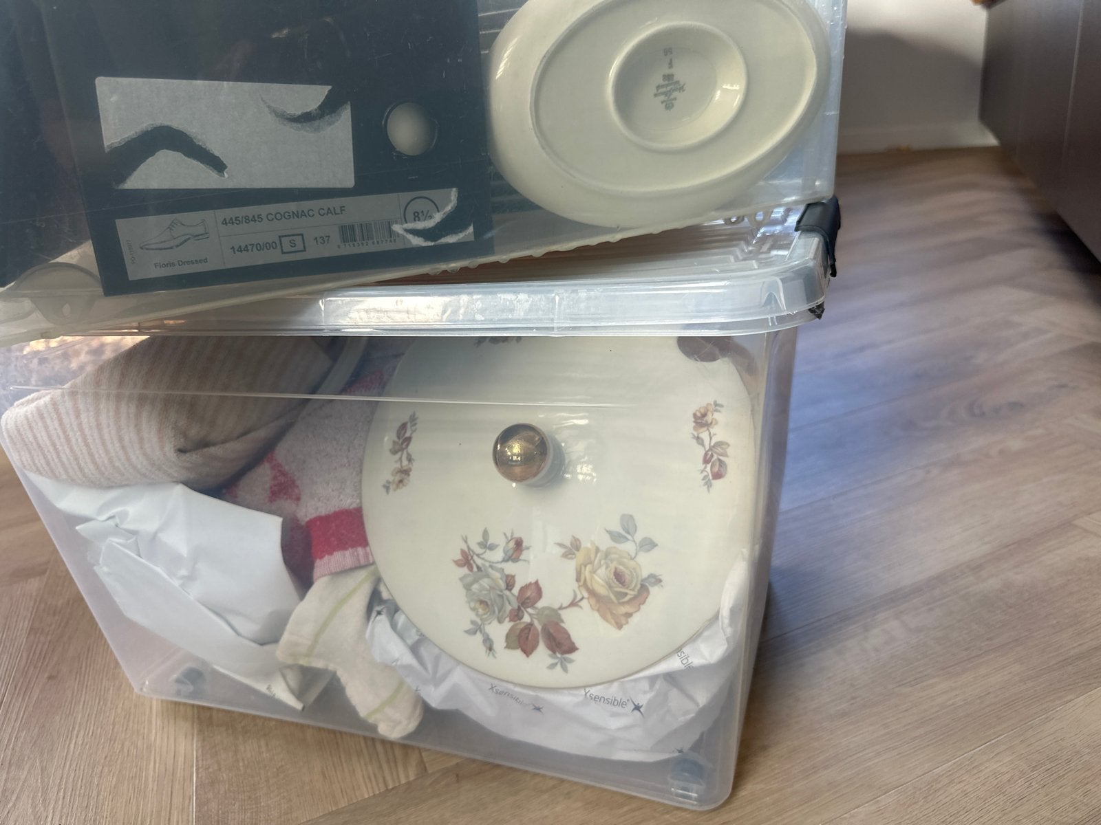 Foto 6 van servies met rozenmotief in Curver boxen MOET SNEL Weg