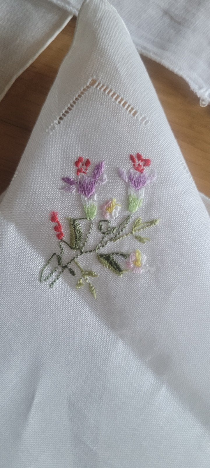 3 stuks Vintage dames-zakdoekjes, geborduurd door Oma, Antiek en Kunst, Antiek | Kleden en Textiel, Ophalen of Verzenden