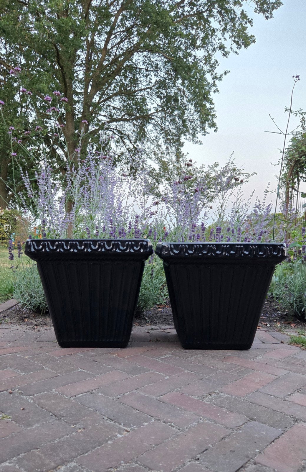 2 grote zwarte terracotta bloempotten, Tuin en Terras, Ophalen, Rond, Steen