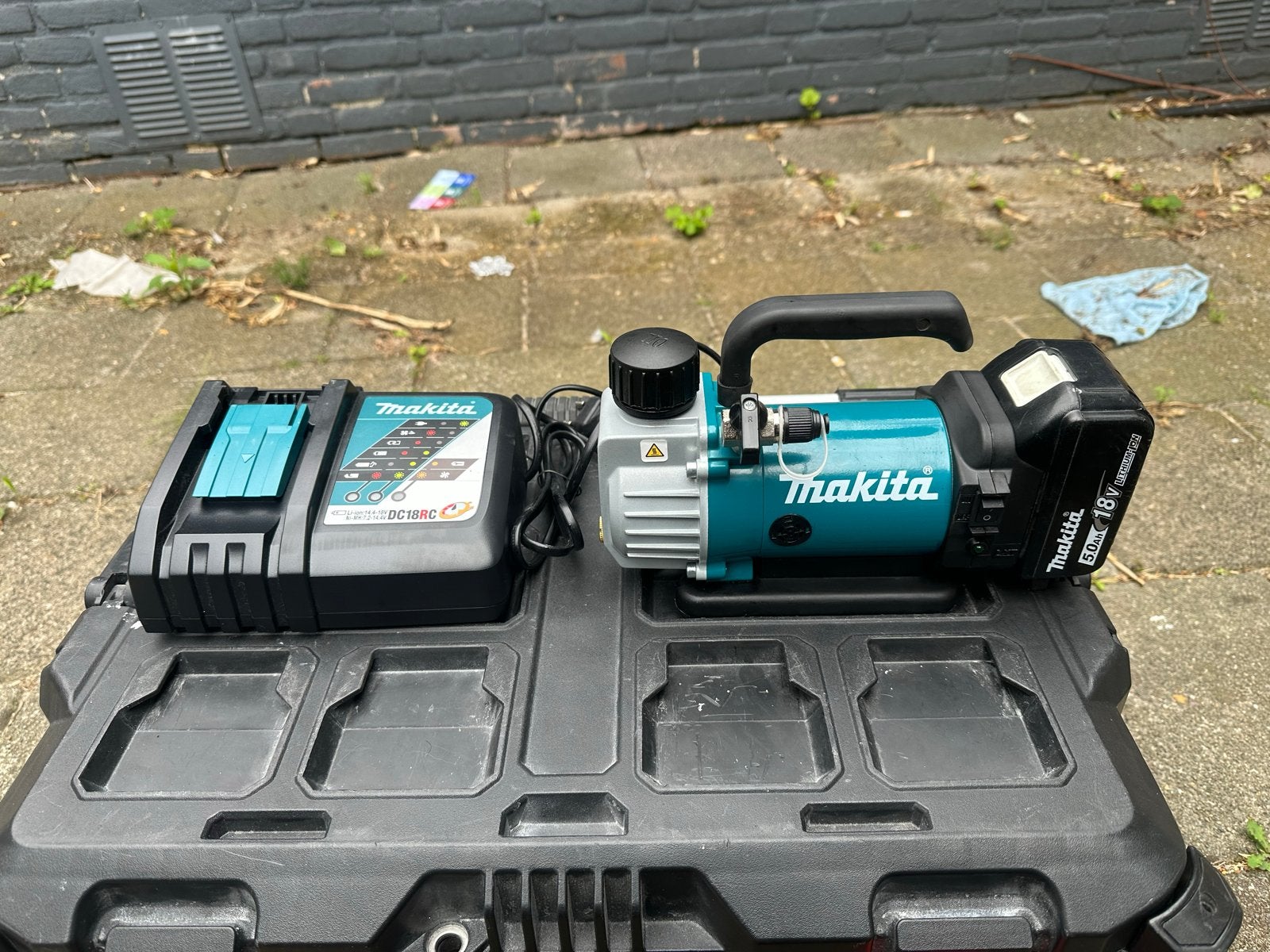 Makita Accu Lader en Vacuümpomp Set, Ophalen of Verzenden, Zo goed als nieuw
