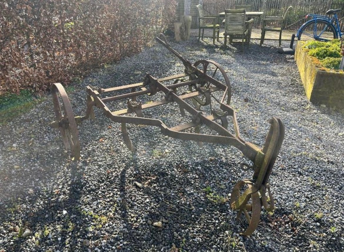 Antieke cultivator, decoratief landbouwwerktuig, Ophalen