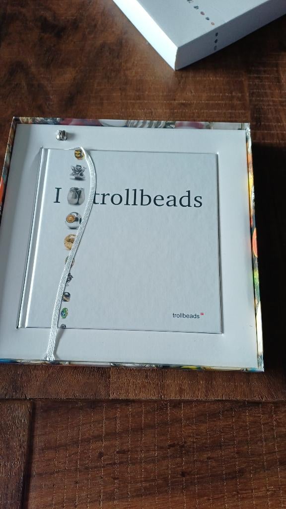 Trollbeads boek I love Trollbeads met tulp, Sieraden, Tassen en Uiterlijk, Ophalen of Verzenden, Zo goed als nieuw, Trollbeads