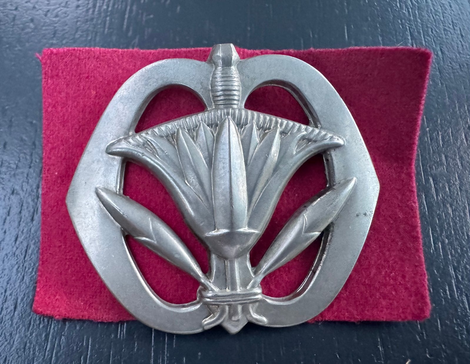 KL baretembleem Mil. Administratie, Ophalen of Verzenden, Landmacht, Nederland, Embleem of Badge