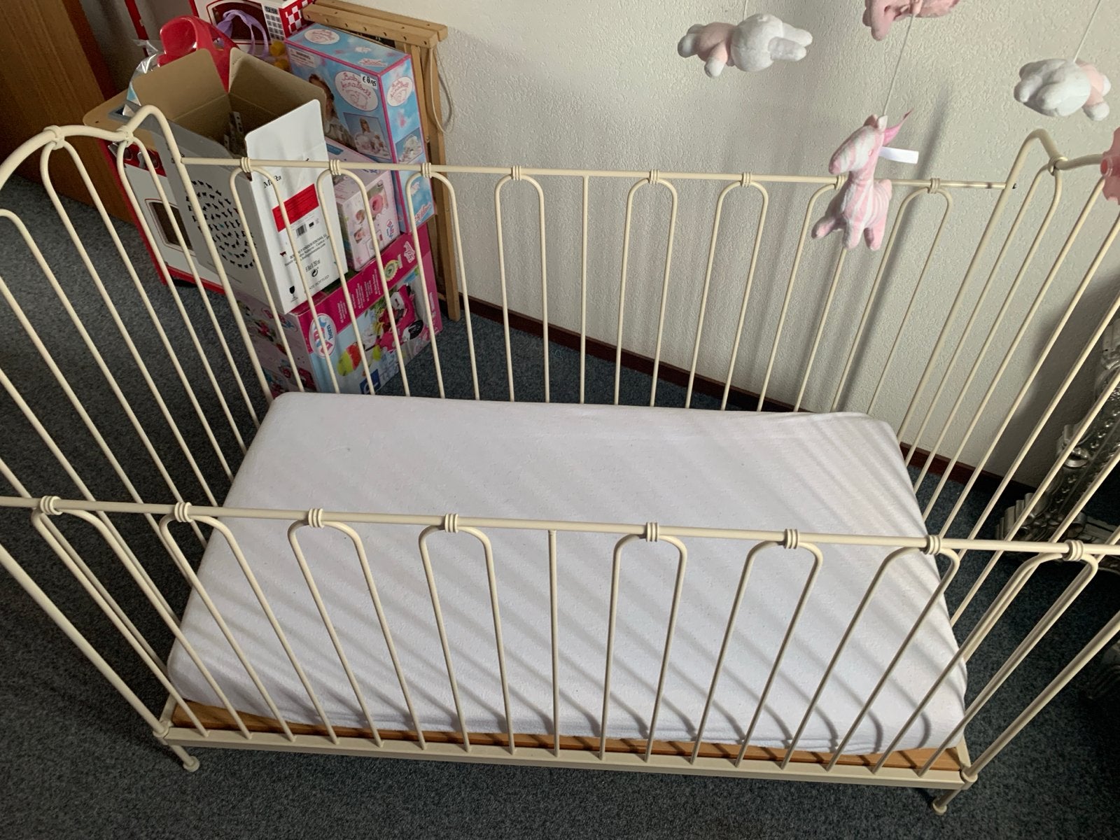 Mooi kinderbedje met matras en muziekmobiel, Ophalen, Gebruikt, Ledikant