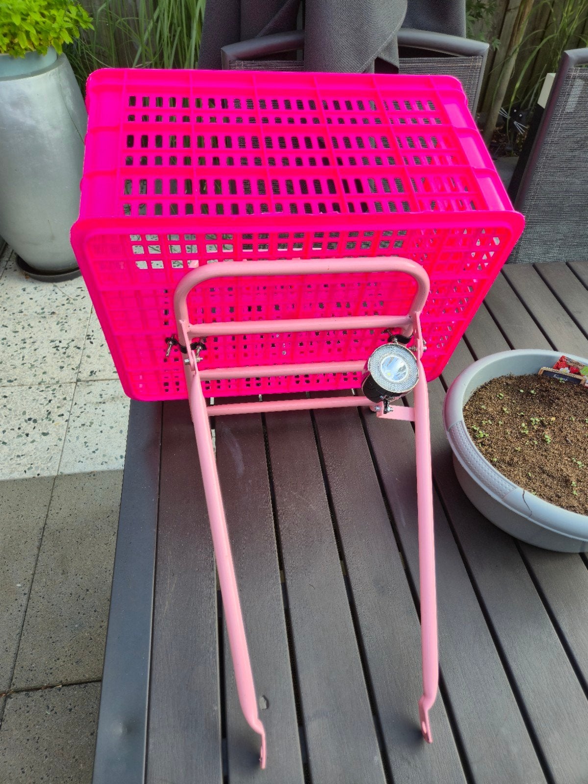 Roze kratdrager incl.fuchsia kleurig krat en ledlamp, Fietsen en Brommers, Fietsaccessoires | Fietsmanden, Ophalen, Zo goed als nieuw