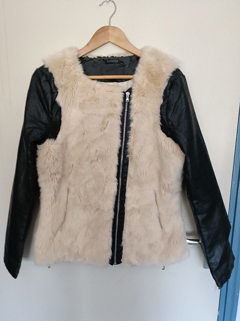 Een nep-bont jasje met nappa lederen mouwen, en zonder kraag, Kleding | Dames, Overige kleuren, Maat 42/44 (L), Ophalen of Verzenden