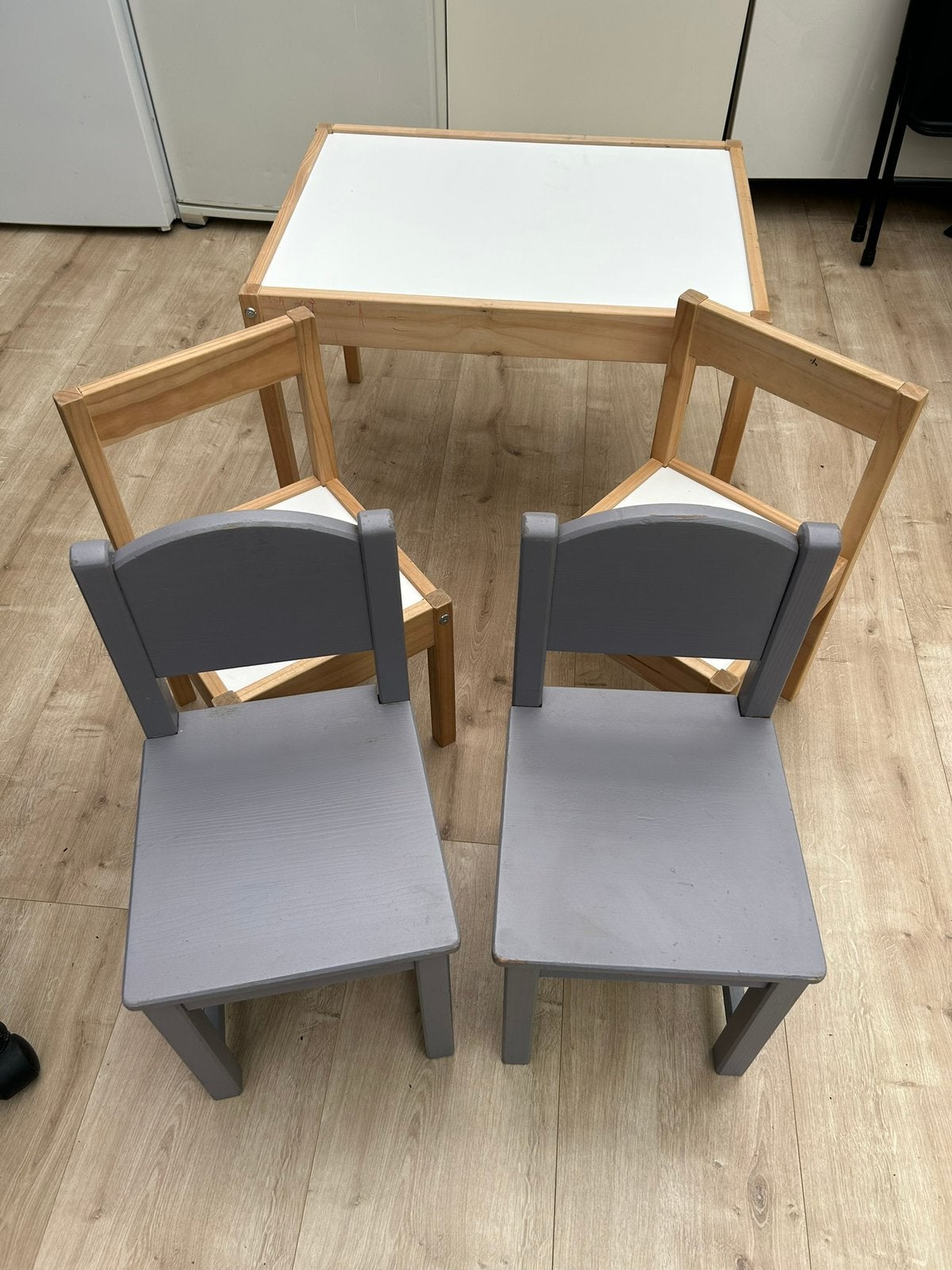 IKEA LÄTT kindertafel met 4 kinderstoeltjes, Ophalen, Gebruikt, Tafel(s) en Stoel(en)
