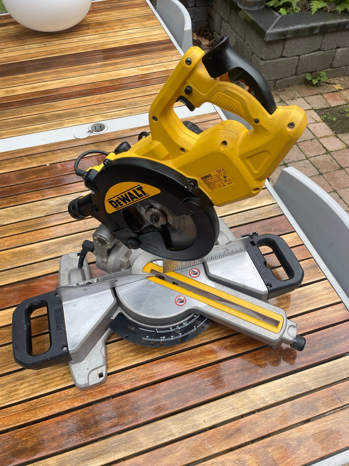 DeWalt DWS774 Afkortzaag - Krachtig en Betrouwbaar, Ophalen, Gebruikt, 70 mm of meer, Afkortzaag