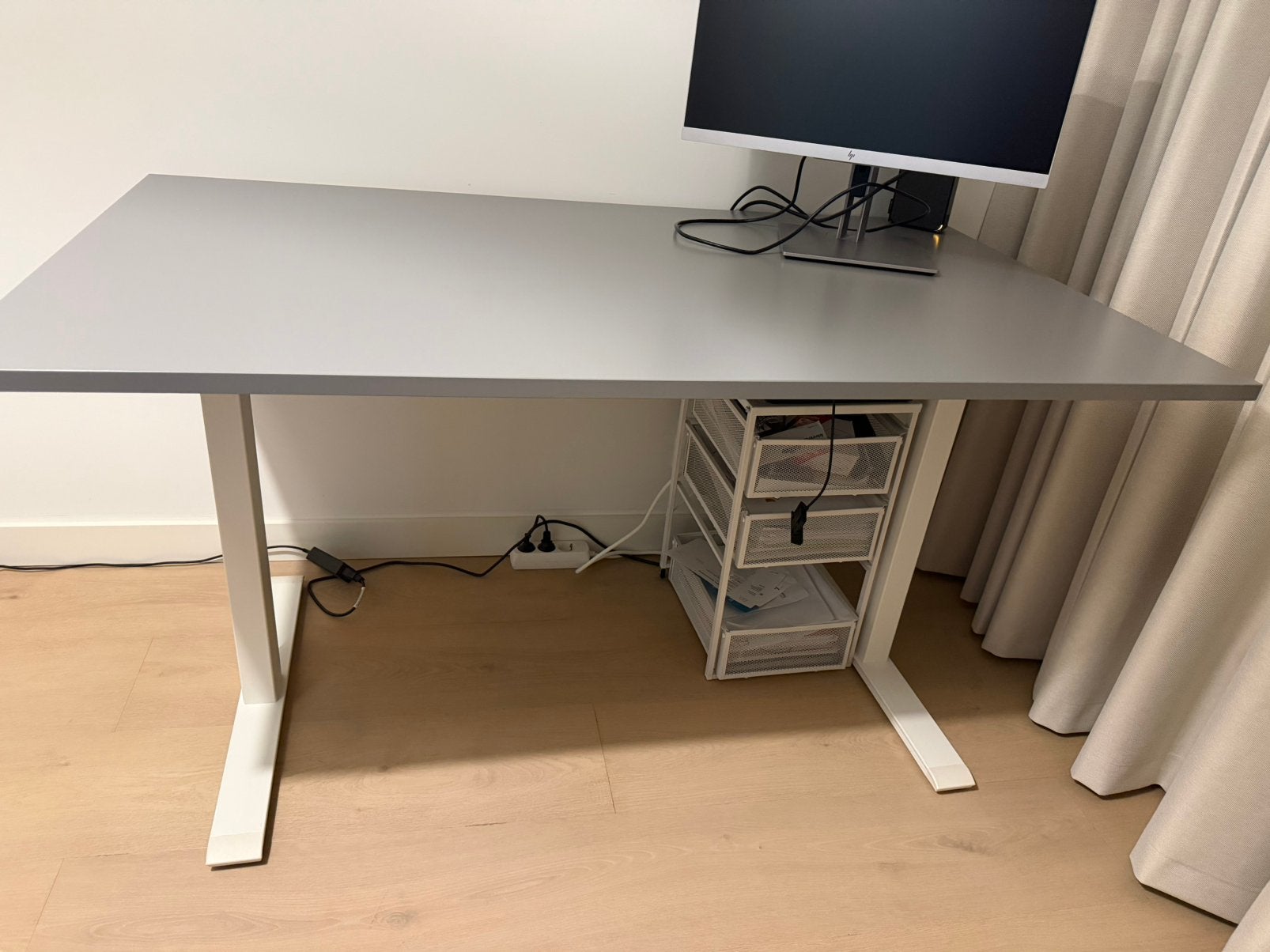 IKEA zit/sta bureau, elektrisch grijs 140x80 zonder schade, Ophalen, Zit-sta bureau, Spaanplaat of MDF, Zo goed als nieuw