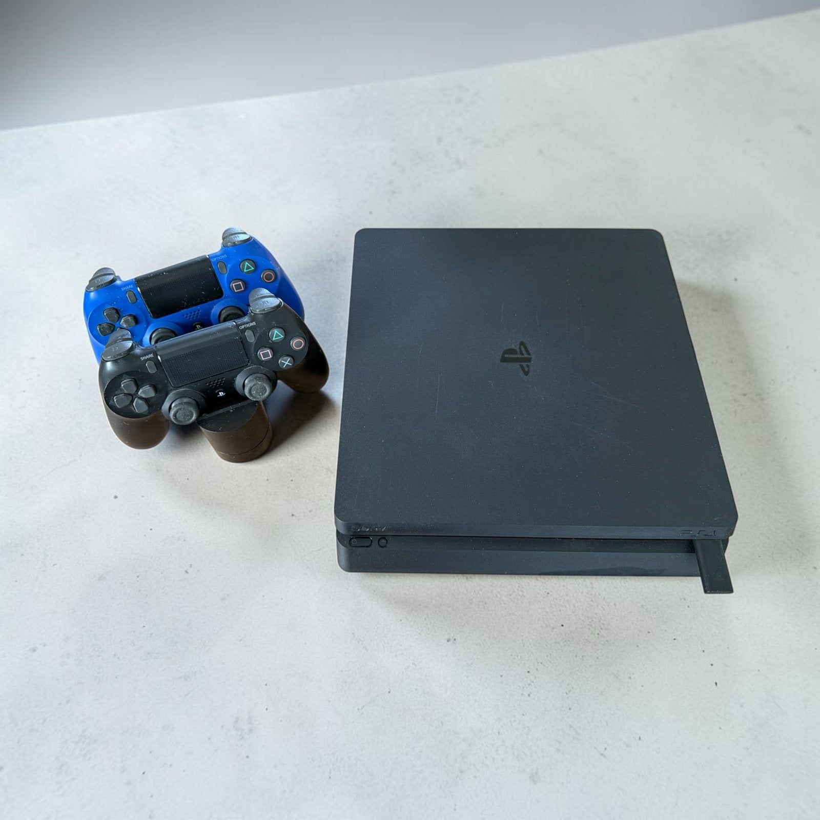 PlayStation 4 Slim met 2 controllers, Spelcomputers en Games, Spelcomputers | Sony PlayStation 4, Ophalen, Met 2 controllers, Slim