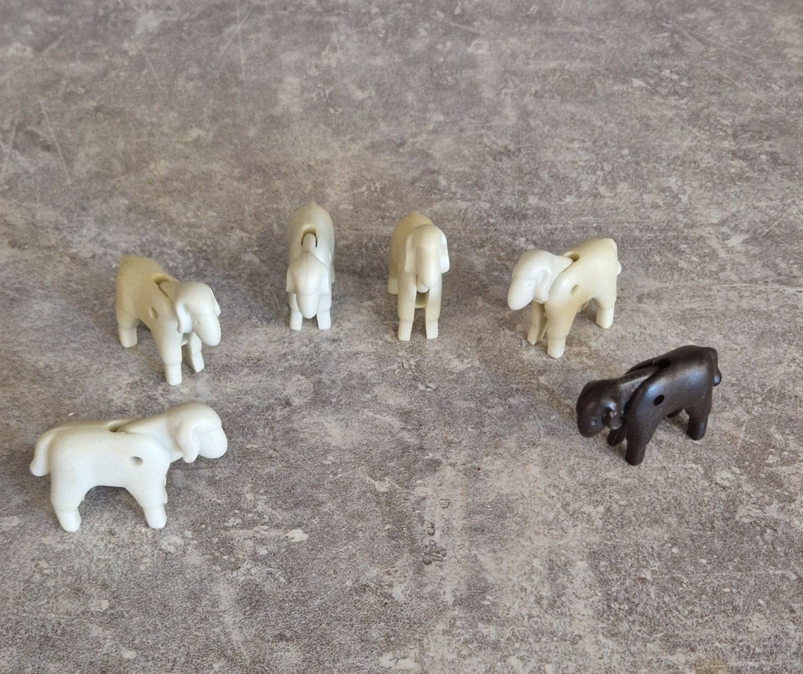 Playmobil schapen - 5 witte en 1 zwart schaap, Ophalen of Verzenden, Zo goed als nieuw