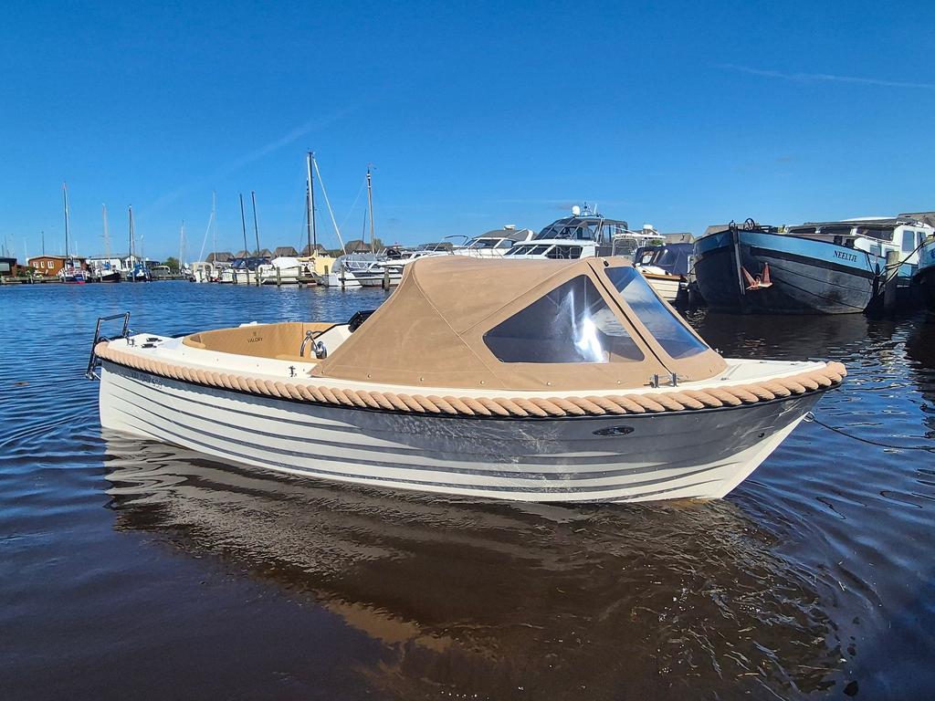 Nieuwstaat! Vallory 550 met suzuki 20pk bj22, Watersport en Boten, -, Zo goed als nieuw, -, -