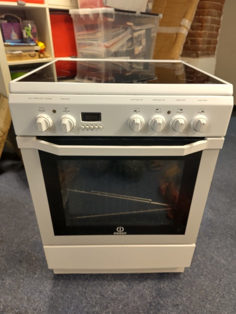 Indesit fornuis en oven, Witgoed en Apparatuur, Fornuizen, Zo goed als nieuw, Vrijstaand, Elektrisch, 4 kookzones, 85 tot 90 cm