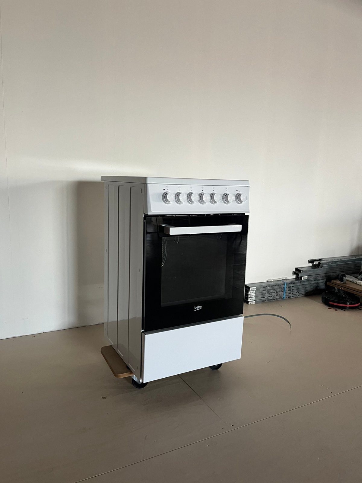 Vrijstaande fornuis en oven Beko FSM57100GW, Ophalen, Hete lucht, 4 kookzones, Zo goed als nieuw