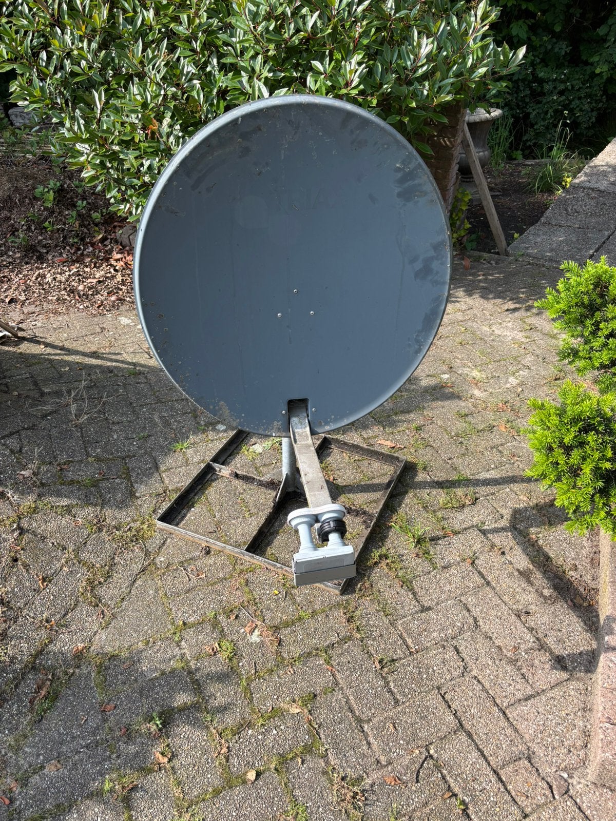 Schotelantenne satellietantenne Triax met standaard, Audio, Tv en Foto, Schotelantennes, Ophalen, Gebruikt, (Schotel)antenne, Overige merken