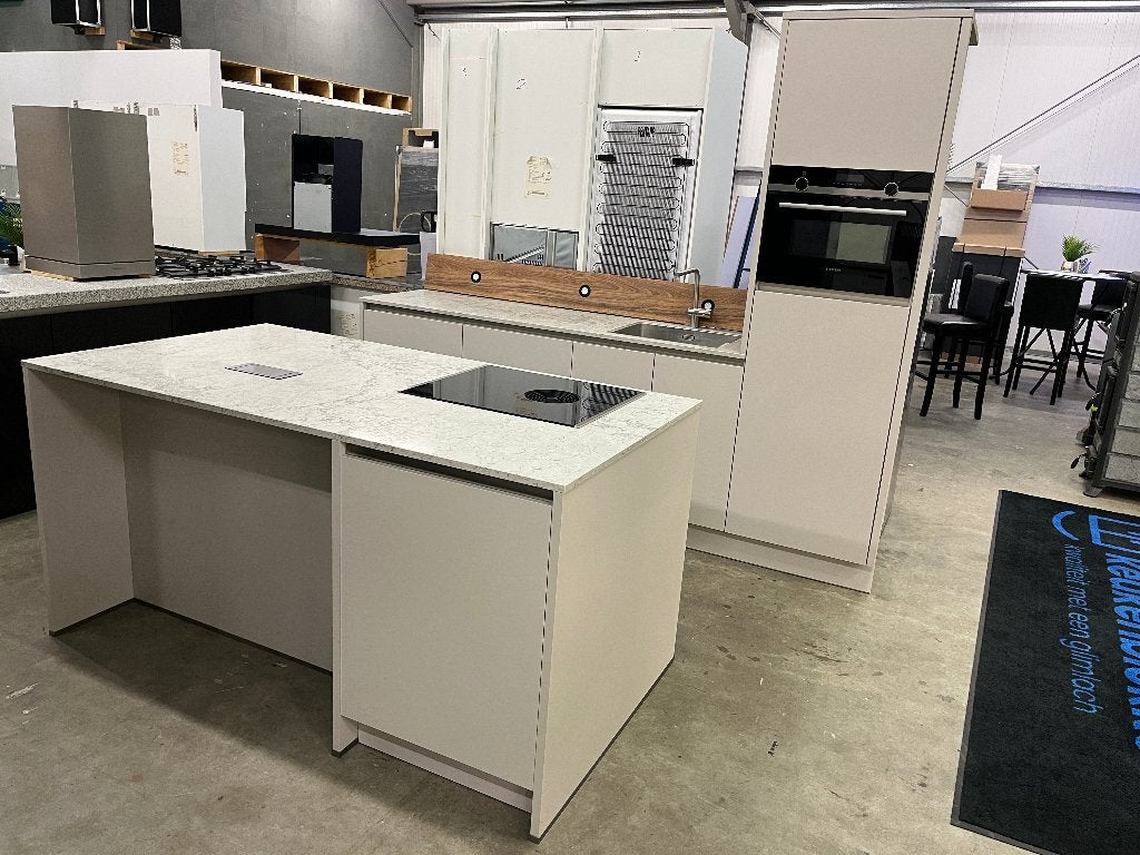 Moderne Keller Keuken met Kookeiland en Inbouwapparatuur !!, Ophalen, Gebruikt, 200 cm of meer, 200 cm of meer