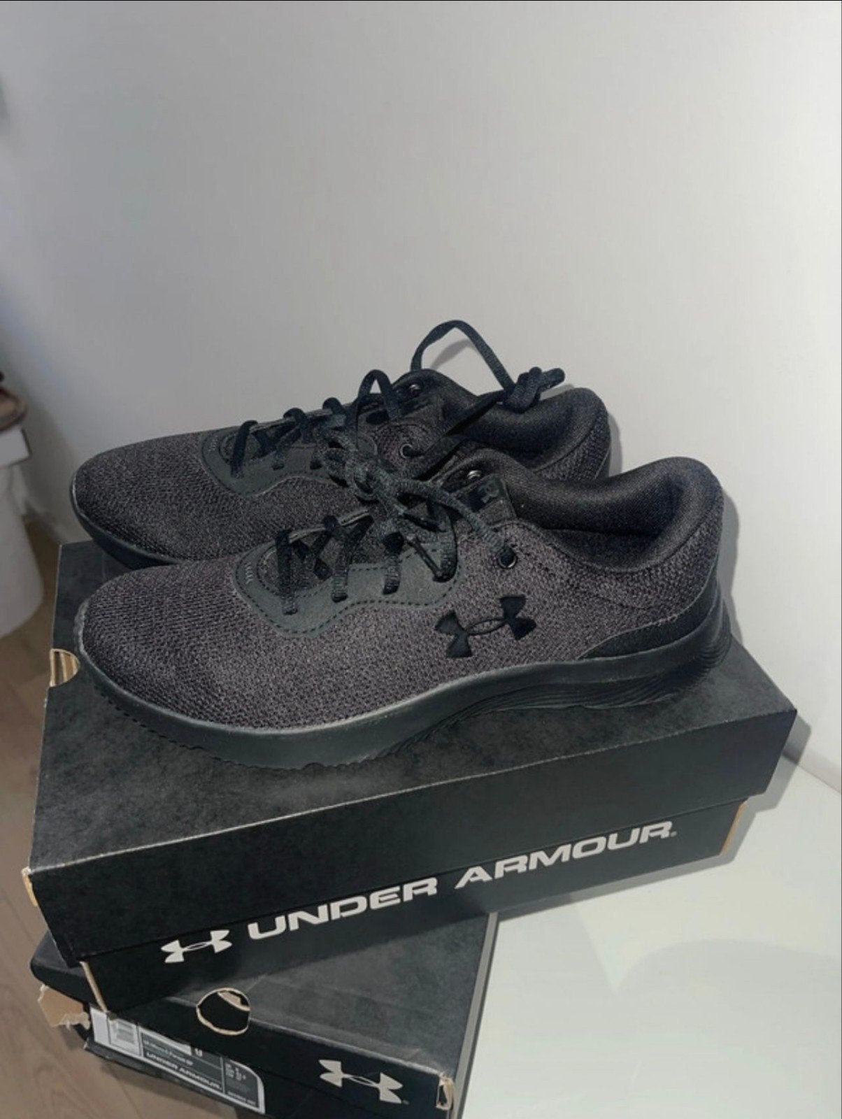 Nieuwe Under Armour UA Mojo 2 Sneakers Zwart Maat 42.5, Zwart, Under Armour, Nieuw, Ophalen of Verzenden