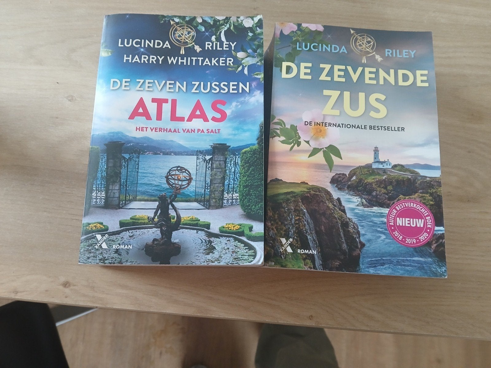 De Zeven Zussen - De zevende zus & Atlas (2 boeken), Boeken, Ophalen of Verzenden, Zo goed als nieuw, Lucinda Riley, Harry Whittaker