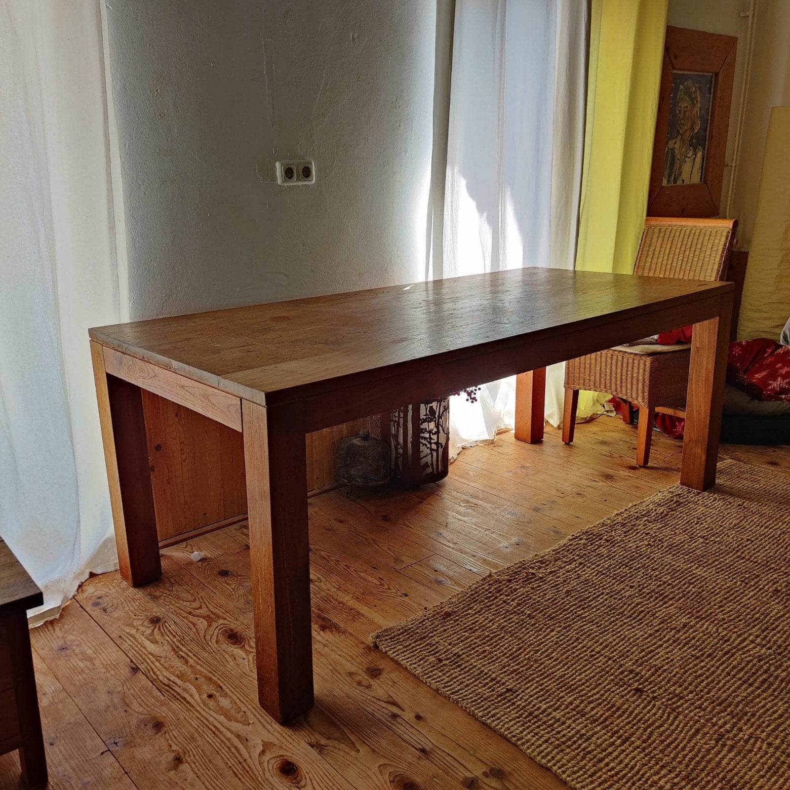 Robuuste houten eettafel met 4 rieten stoelen, Huis en Inrichting, Tafels | Eettafels, Ophalen, Gebruikt, Overige materialen, 50 tot 100 cm