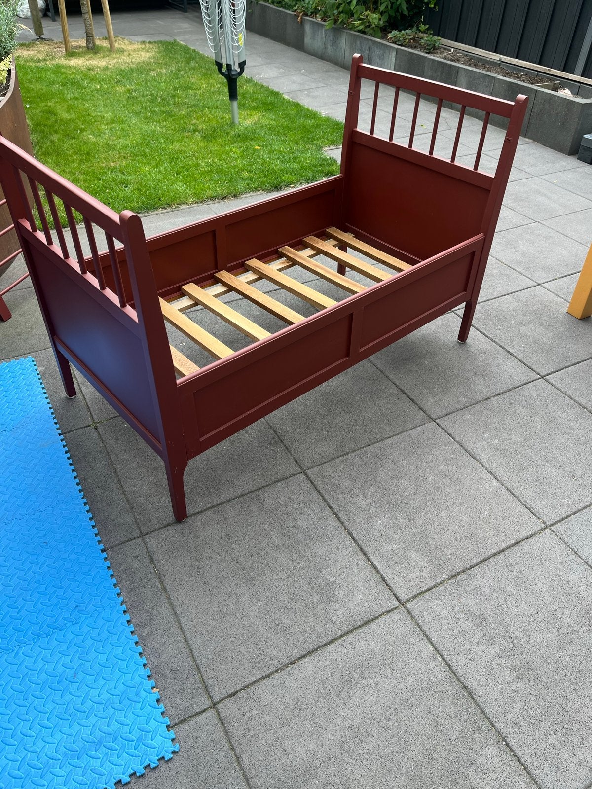 Rood houten kinderbedje - Gebruikt, Ophalen, Gebruikt, 190 cm of minder, Rood