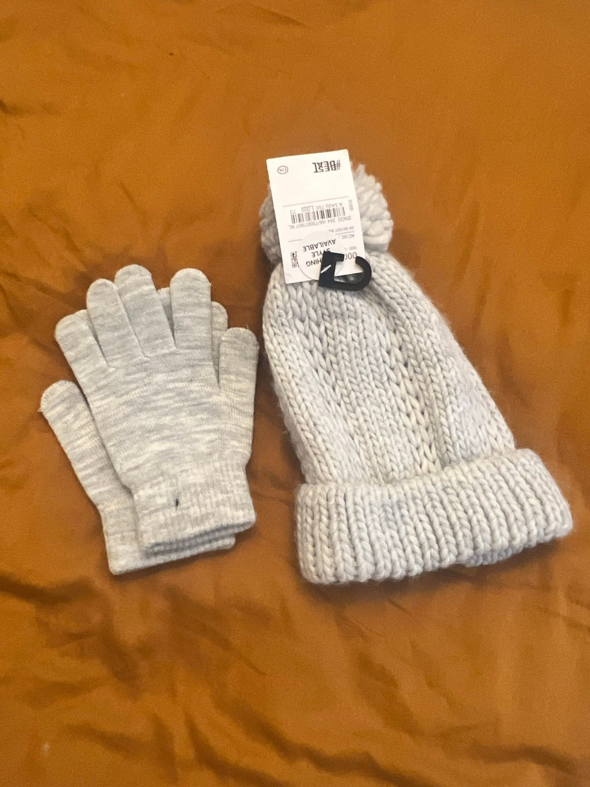 Nieuwe muts en handschoenen set - Lichtgrijs, Kleding | Dames, Ophalen of Verzenden, Nieuw, Maat 38/40 (M), Muts