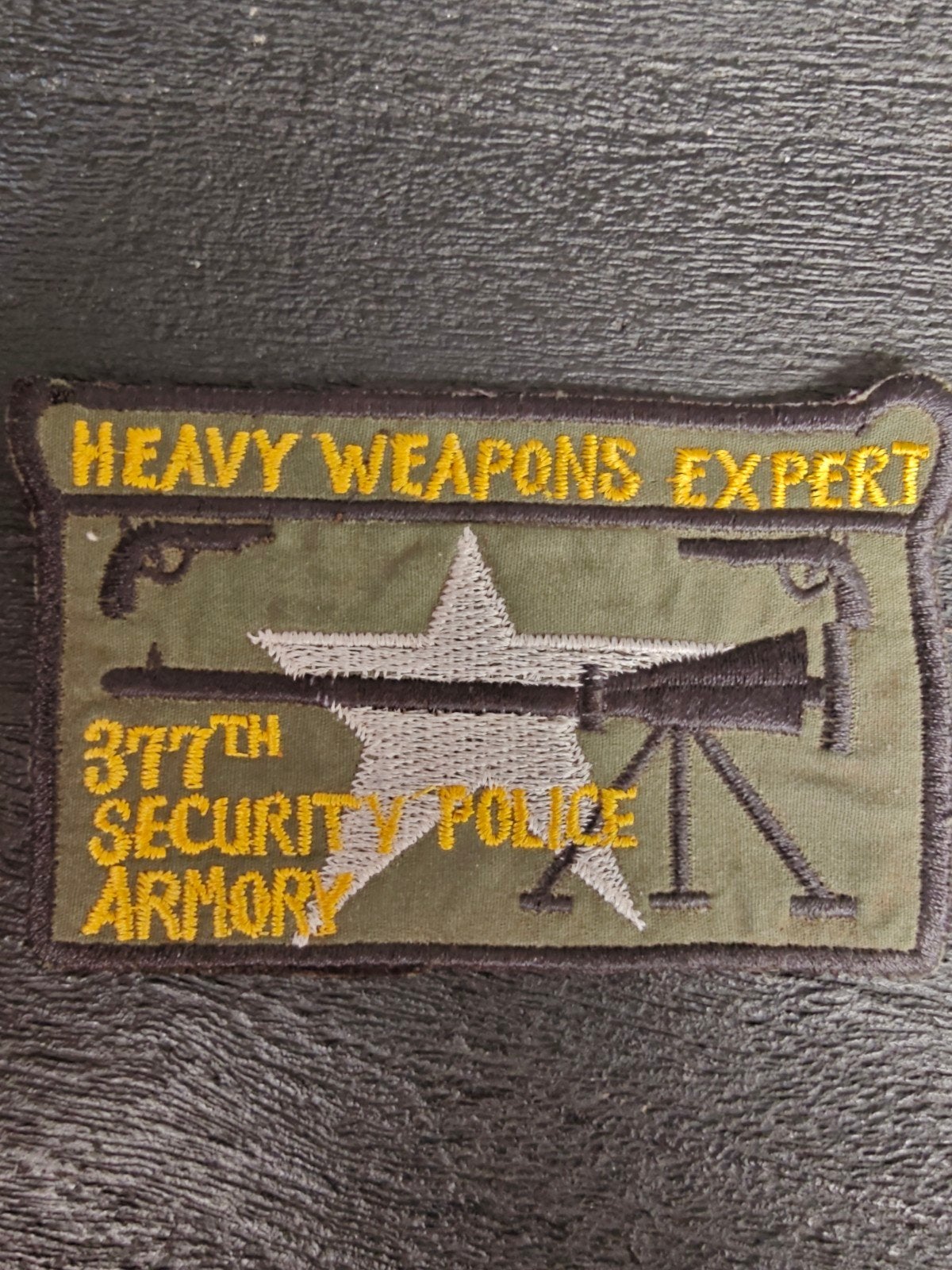 Vietnam War US Army 377th Security Police Heavy Weapons Expo, Ophalen of Verzenden, Landmacht, Amerika, Embleem of Badge