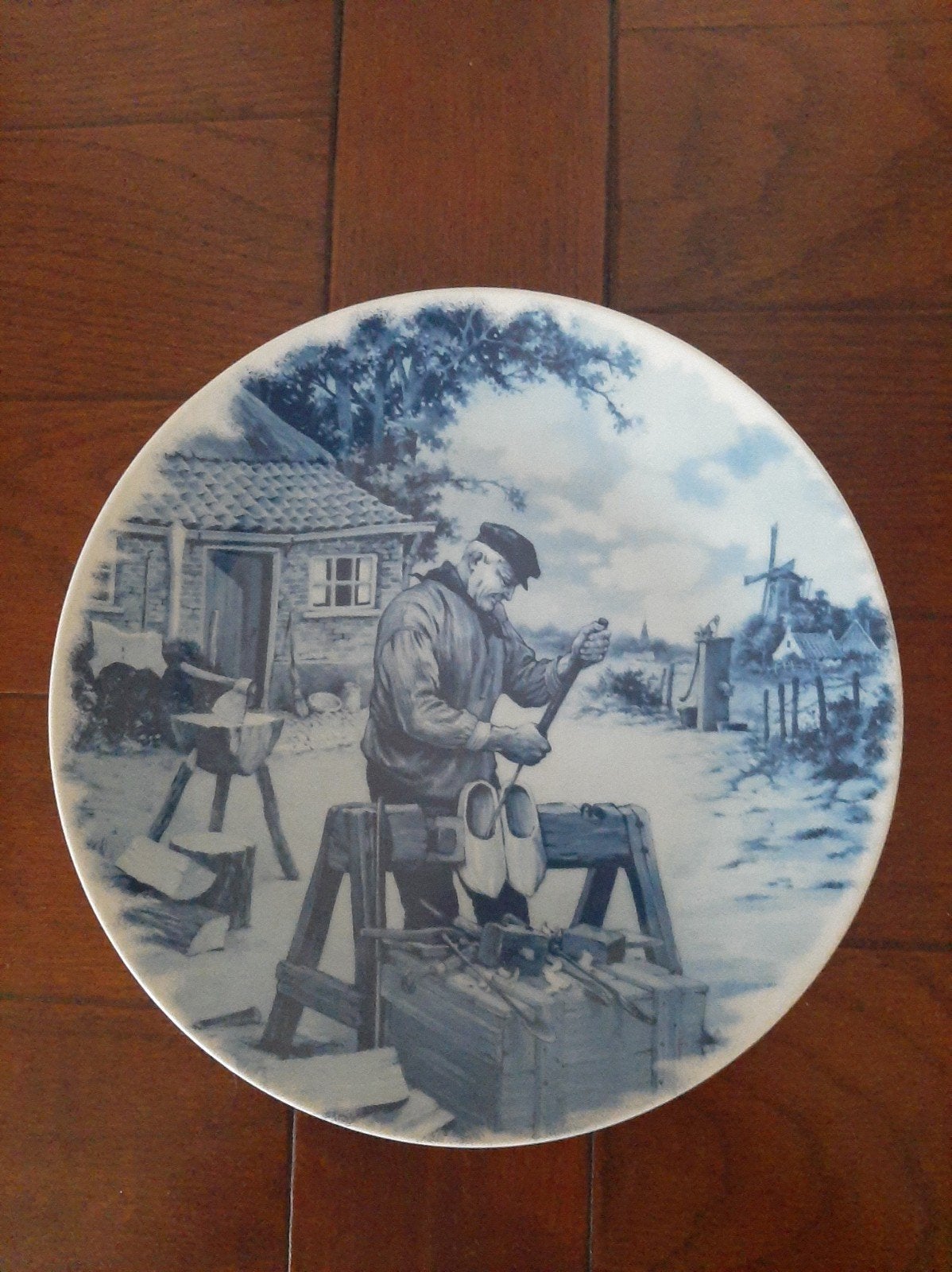 Delfts Blauw wandbord: Klompenmaker met molen, Ophalen of Verzenden