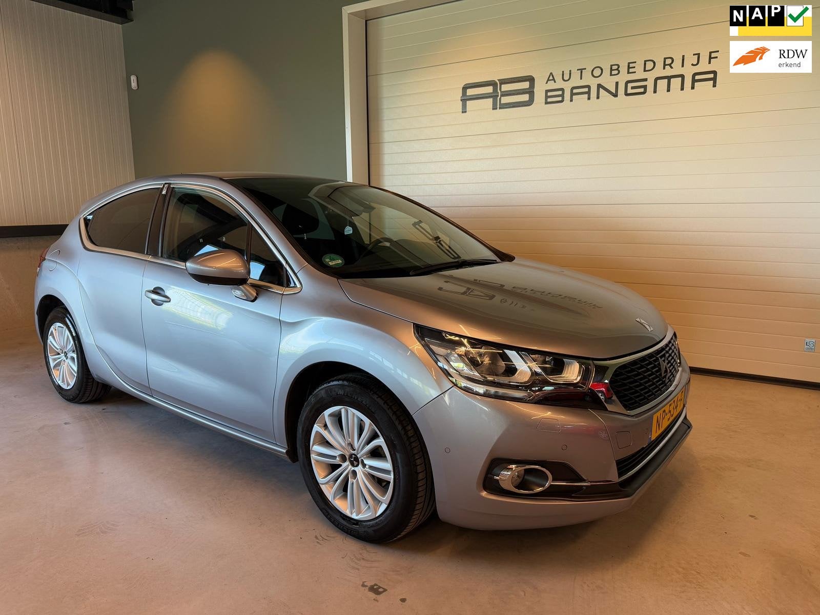 DS 4 1.2 PureTech CHIC/APPLE CARPLAY/CLIMA AIRCO/NAVIGATIE/L, Stof, 1199 cc, Met garantie (alle), Bedrijf