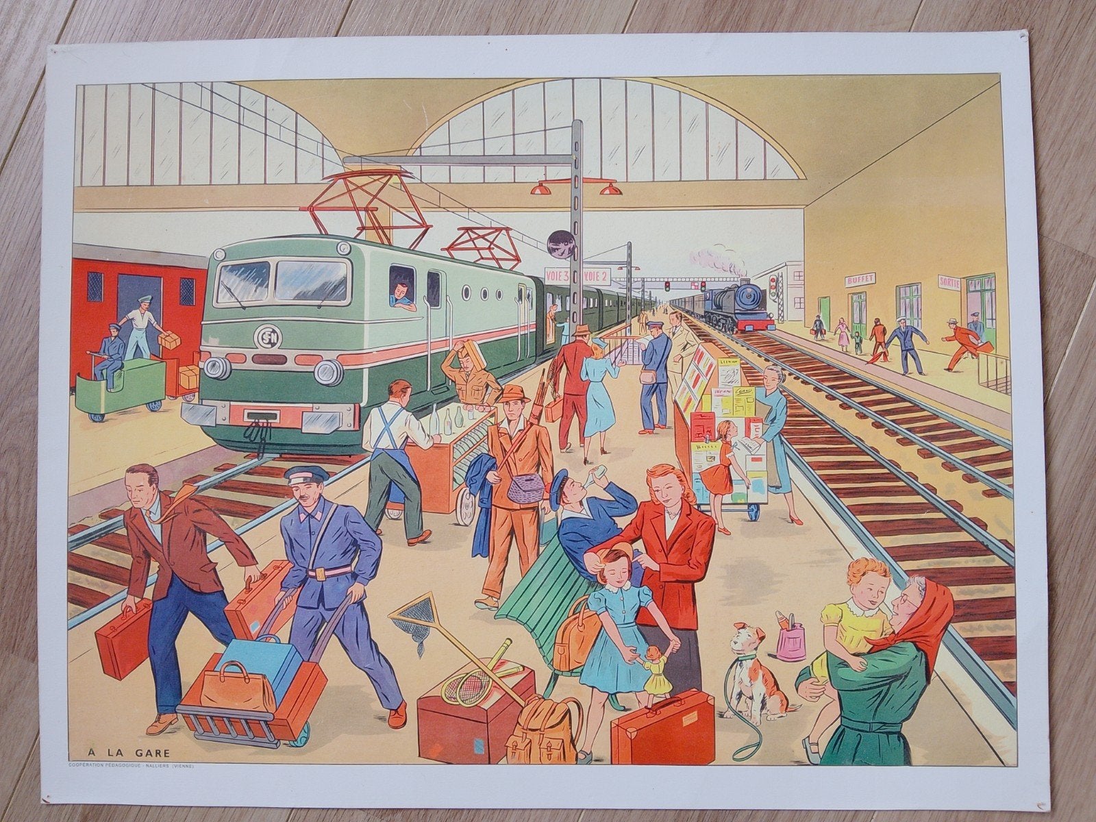 Vintage schoolplaat 'A la Gare' - Treinstation tafereel, Ophalen of Verzenden, Overige thema's