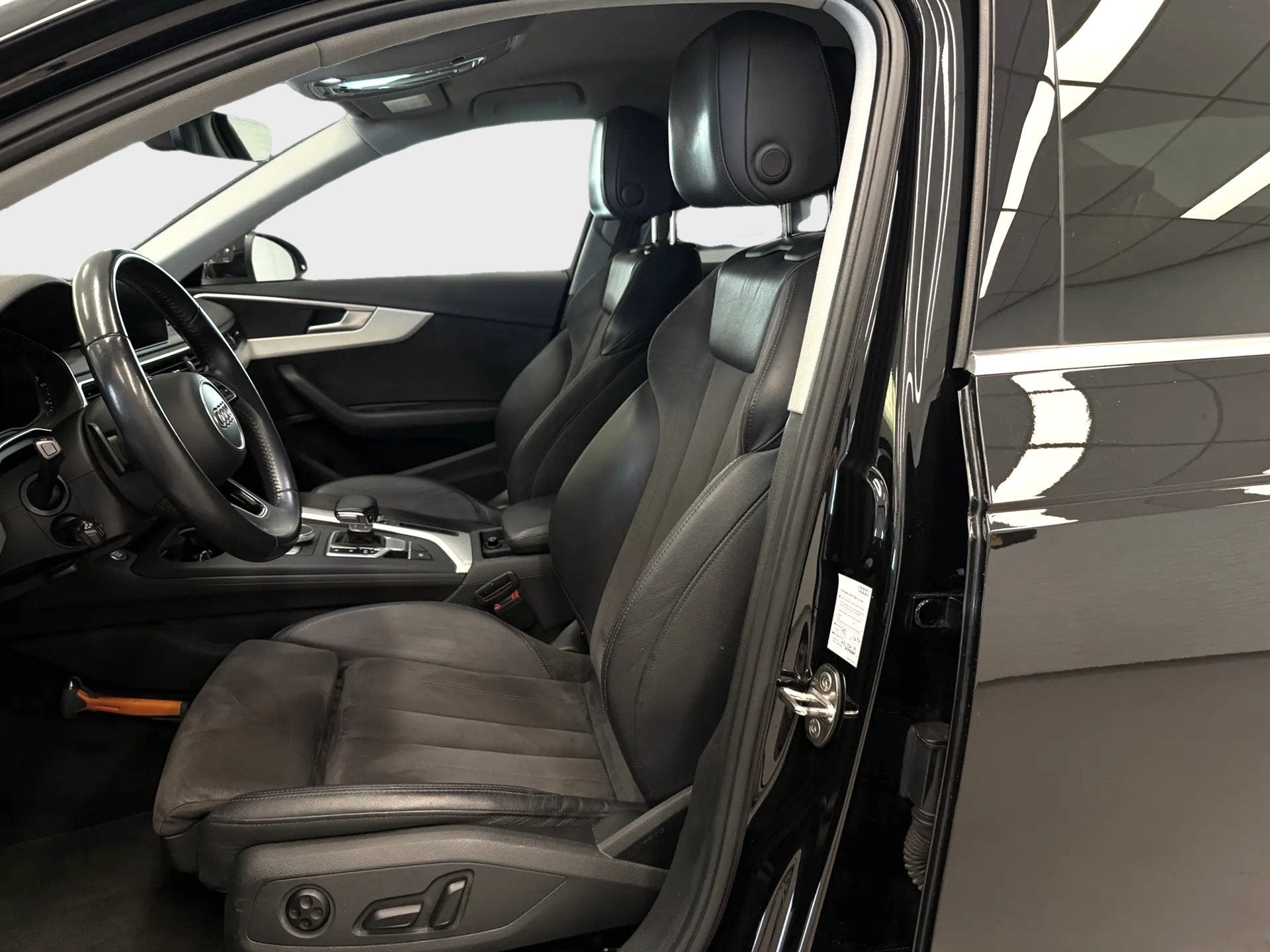 Foto 8 van Audi A4 Limousine 2.0 TDI quattro Sport S-Line 190 Pk Automa