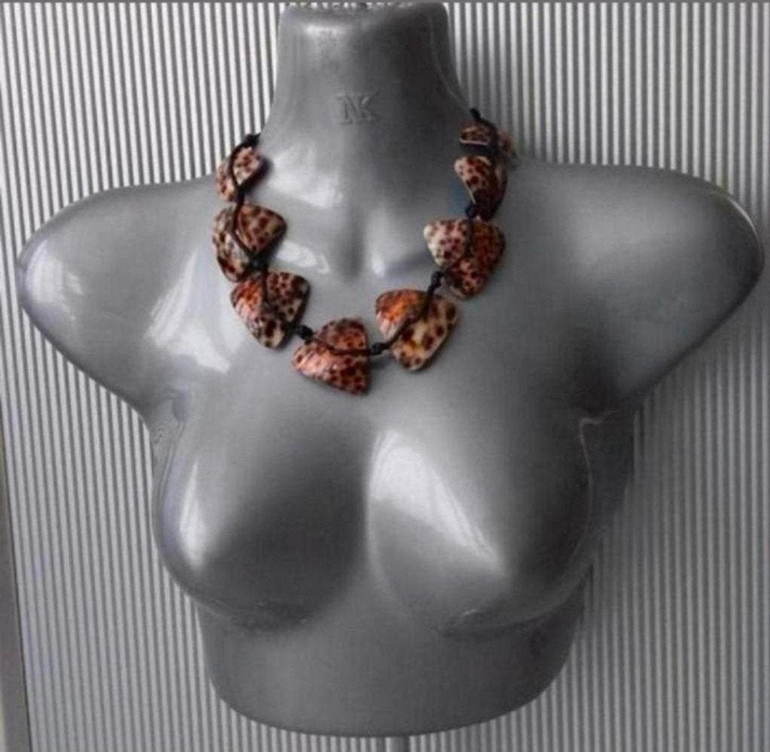 Manouk - koordketting met schelp. 3=2 aktie., Sieraden, Tassen en Uiterlijk, Bruin, Verzenden, Nieuw, Steen of Mineraal