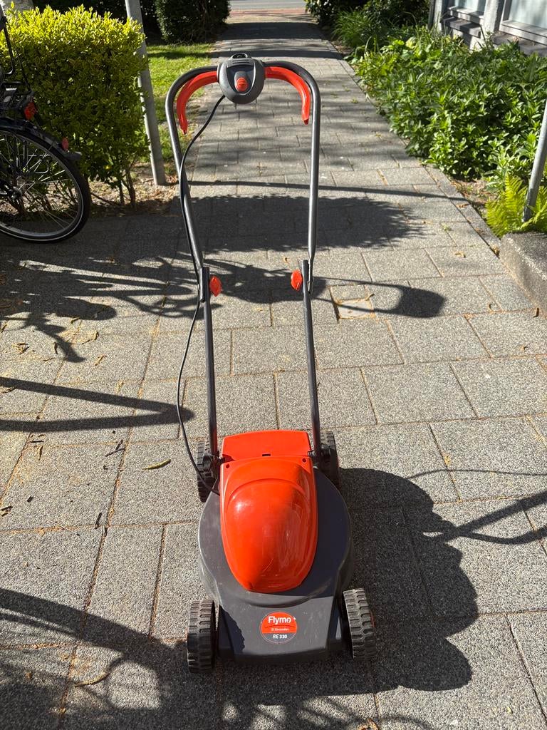 Elektrische grasmaaier Flymo RC 330, Tuin en Terras, Grasmaaiers, Ophalen, Elektrische grasmaaier, Zo goed als nieuw, Opvangbak
