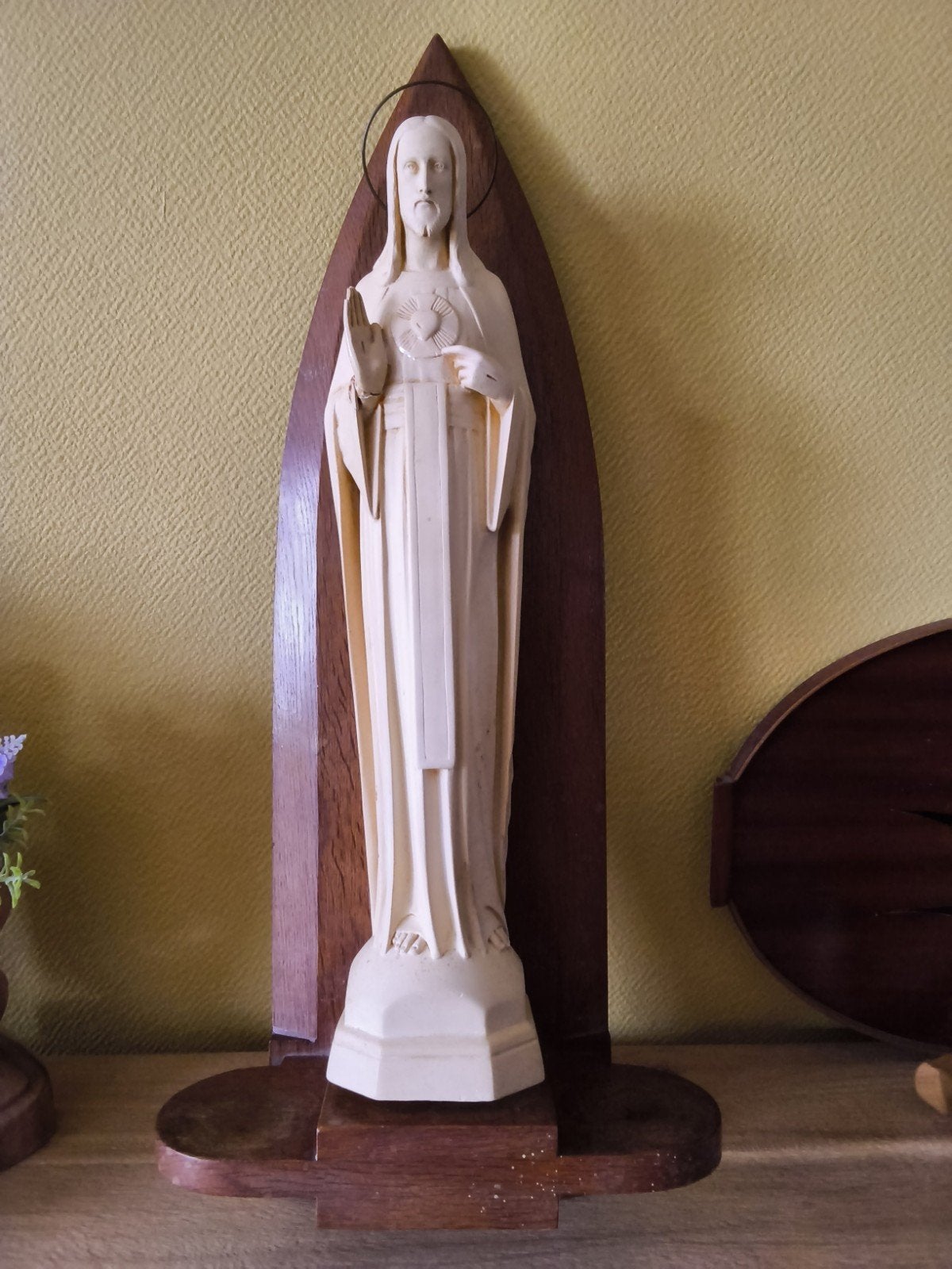 Vintage Heilig Hart Jezus beeld op houten standaard, Antiek en Kunst, Antiek | Religie, Ophalen