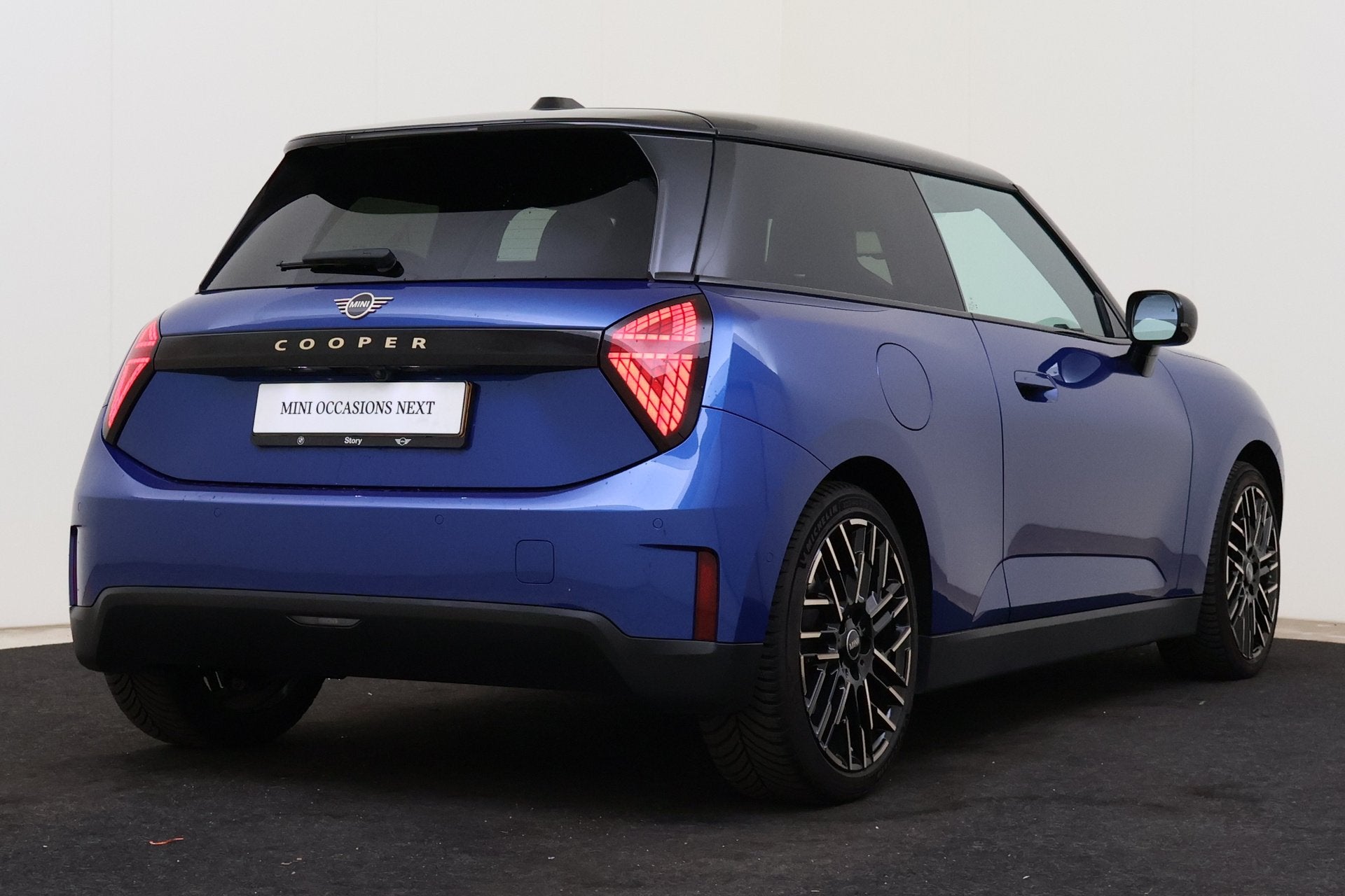 MINI Hatchback Cooper E / Favoured / Pakket M / Favoured / P, Auto's, Dealer onderhouden, Gebruikt, Beige, Met garantie (alle)