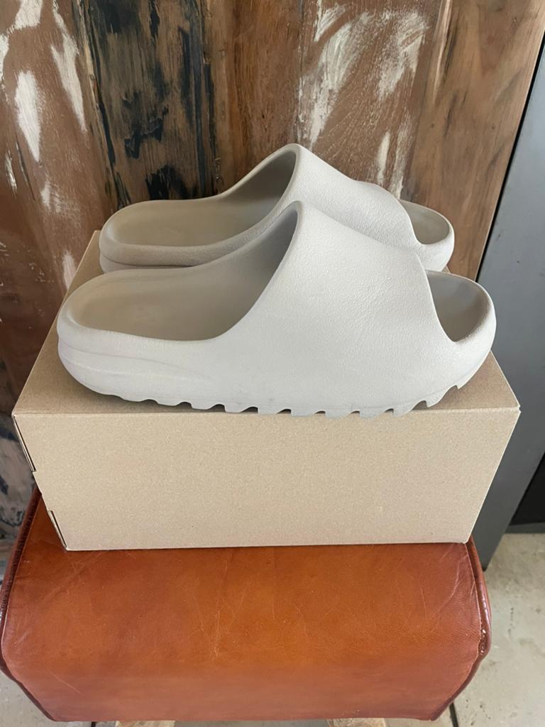 Adidas Yeezy Slide Bone, Slippers, Overige kleuren, Ophalen of Verzenden, Zo goed als nieuw