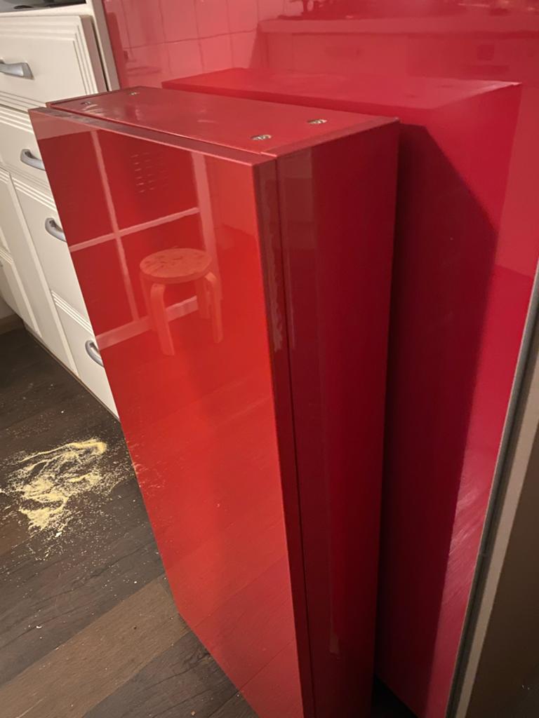 Rode hoogglans kast ikea, Ophalen, Zo goed als nieuw