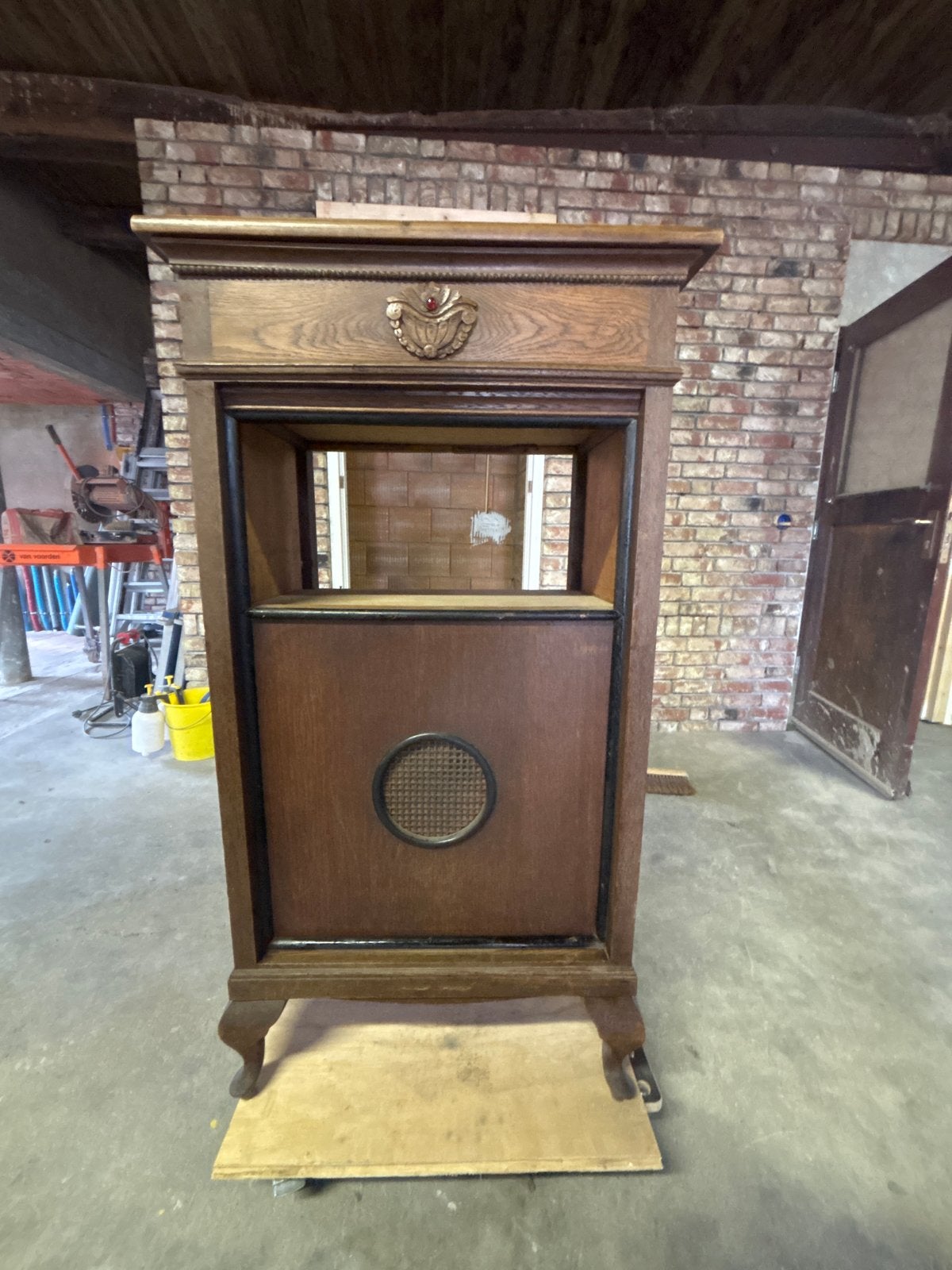 Antieke radio/platenspeler kast, Ophalen