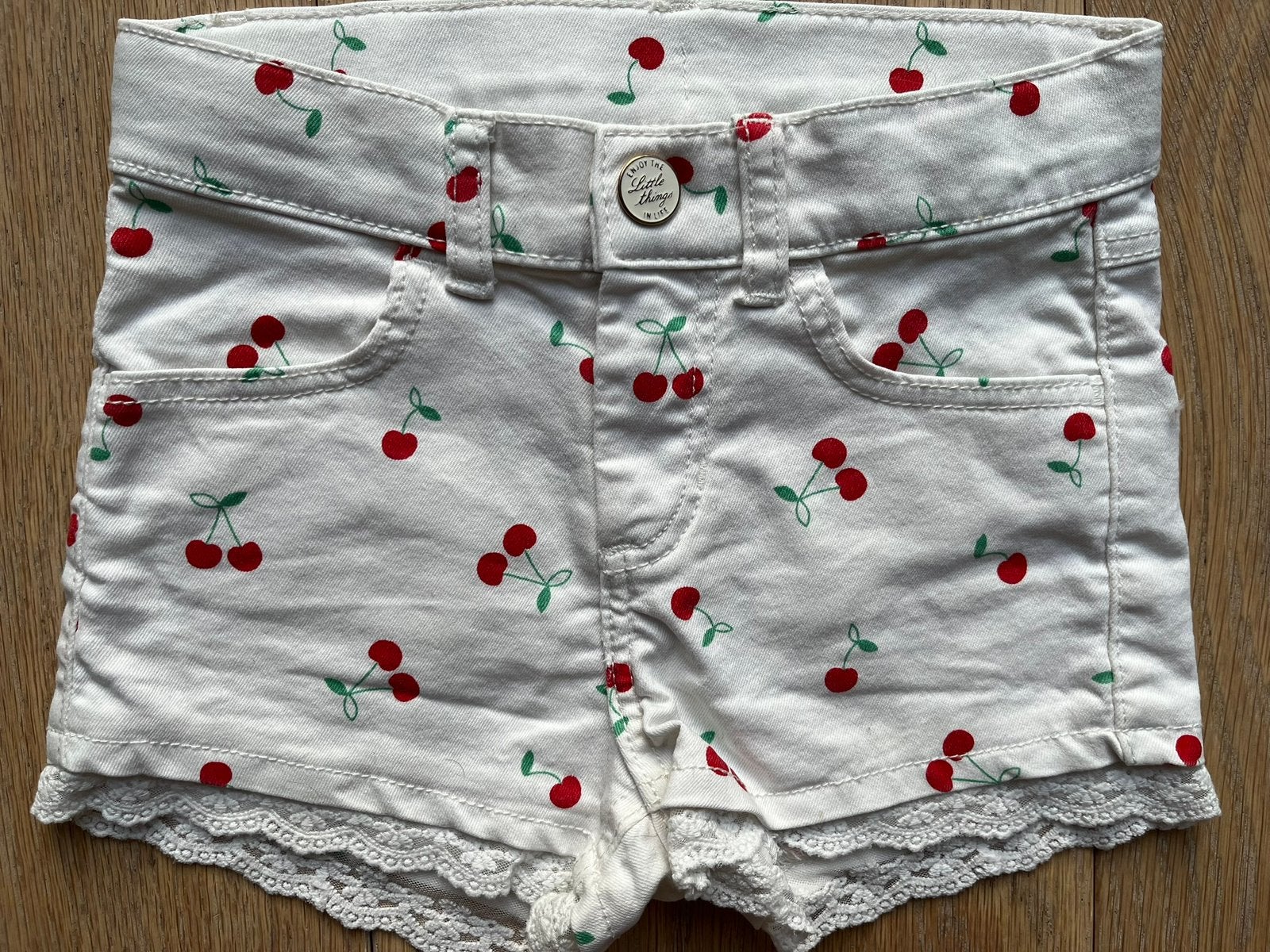 Denim short kersen H&M mt 110 netjes, Ophalen of Verzenden, Gebruikt, Meisje, Broek